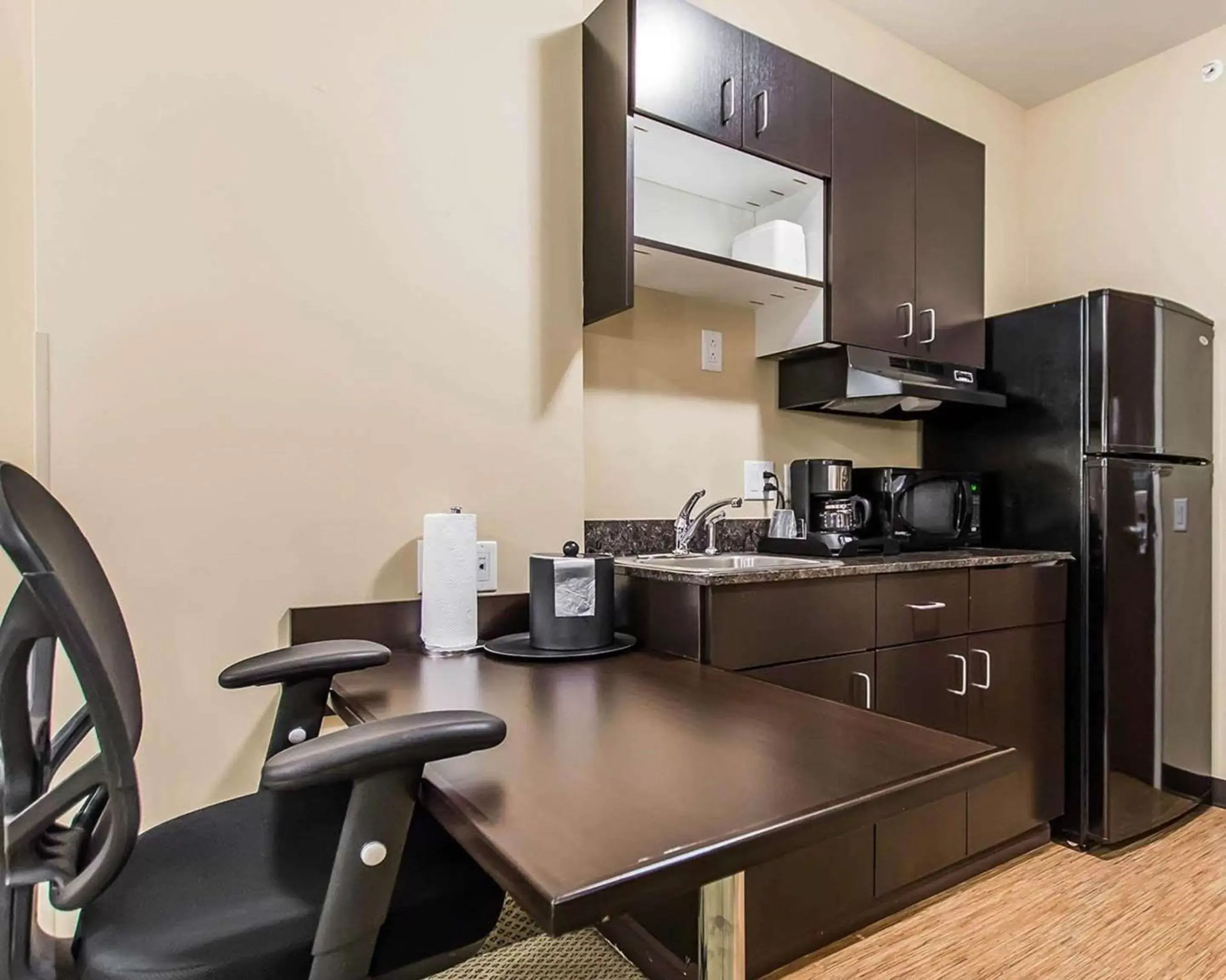 Photo of the whole room, Kitchen/Kitchenette in Quality Inn Moncton