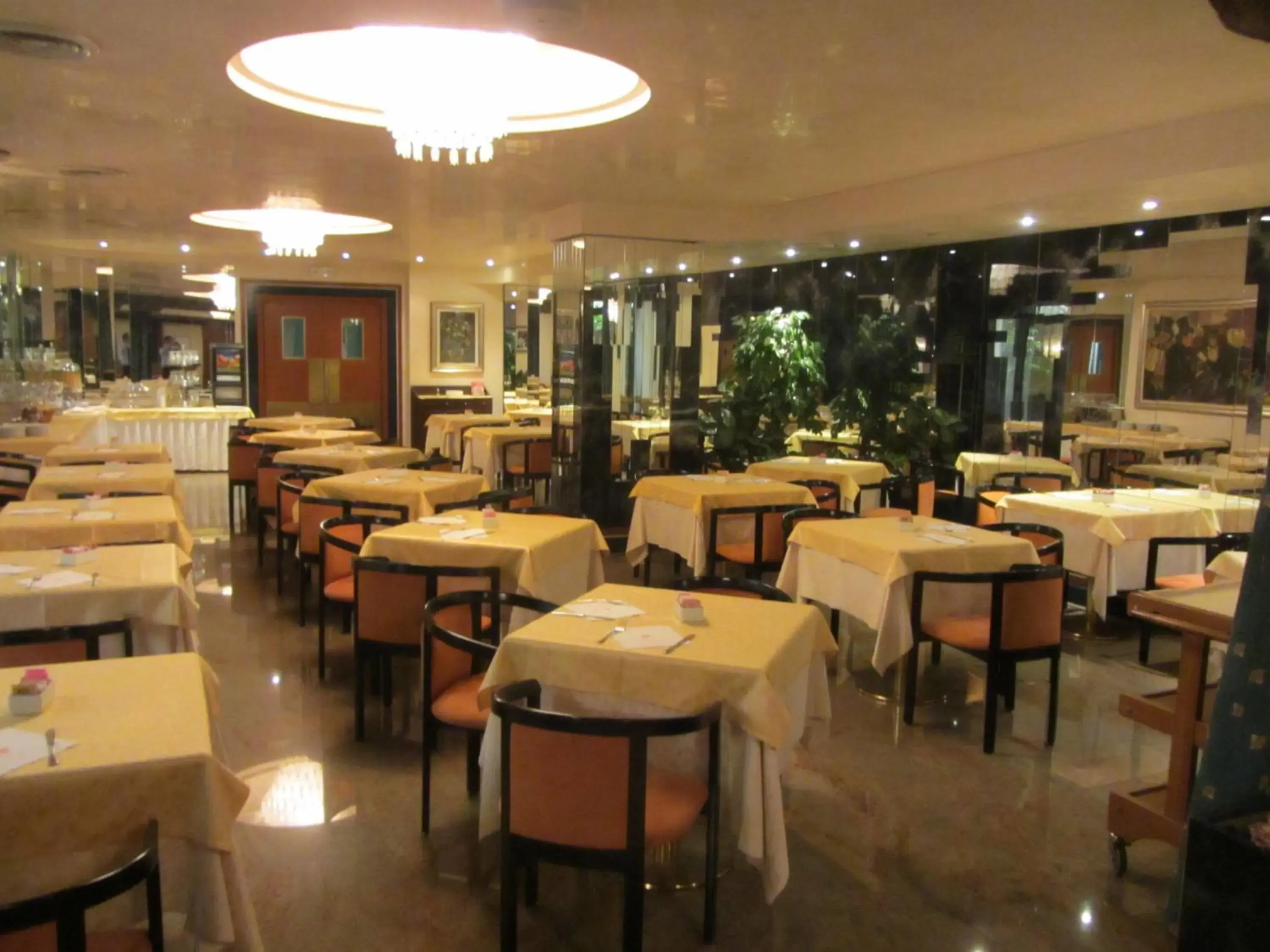 Restaurant/Places to Eat in Hotel Leonardo Da Vinci