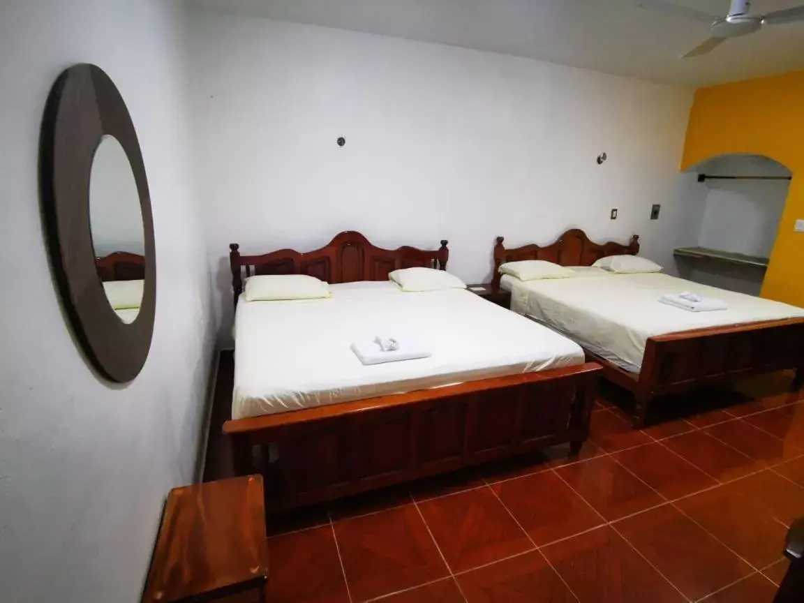Photo of the whole room, Bed in Casa CheJum Bacalar