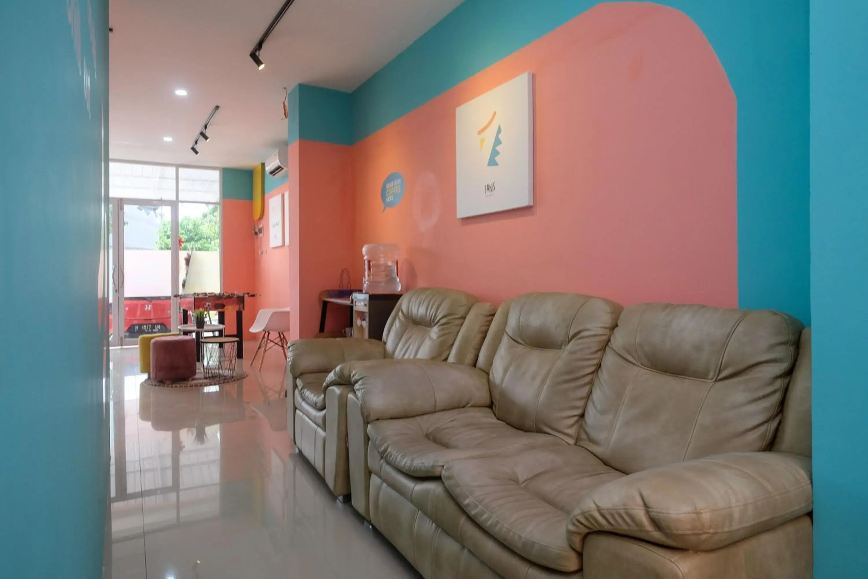 Living room, Seating Area in Sans Hotel Tiga Putri Semarang
