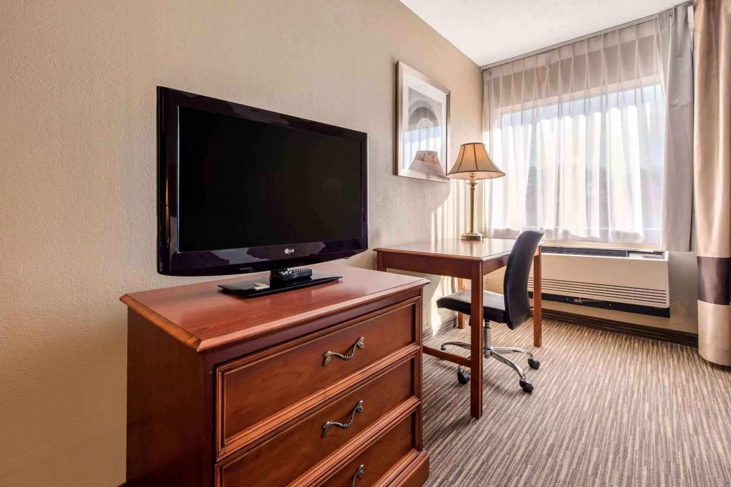 Photo of the whole room, TV/Entertainment Center in Quality Inn & Suites New Castle