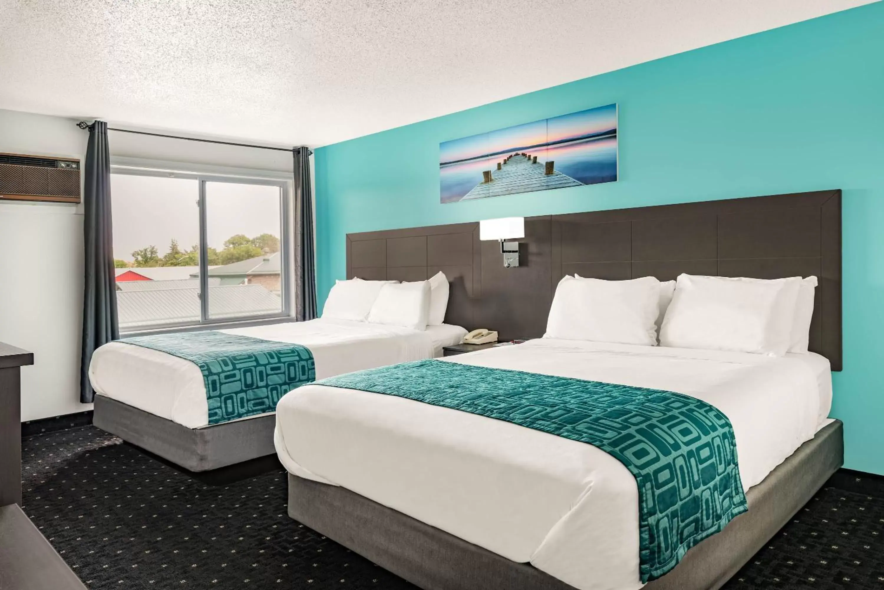 Photo of the whole room, Bed in Howard Johnson by Wyndham Gananoque