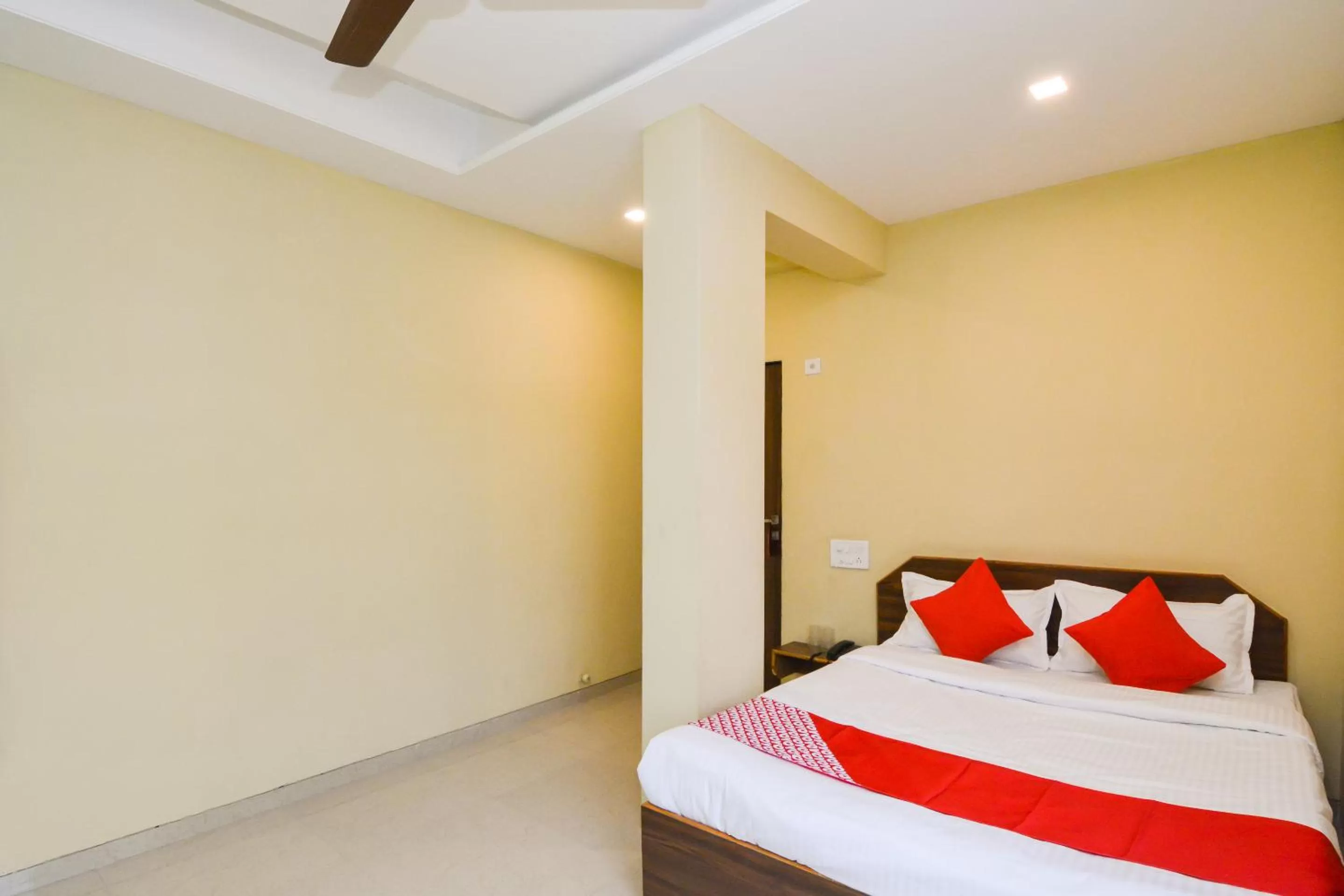 Photo of the whole room, Bed in Sukrangu Palace