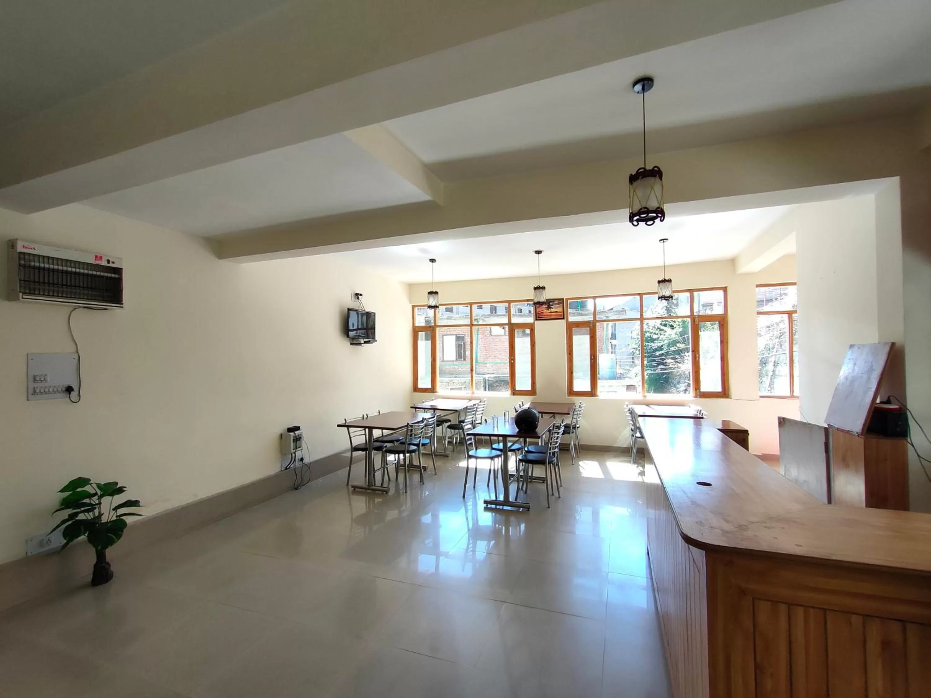 Restaurant/Places to Eat in The Destination Manali