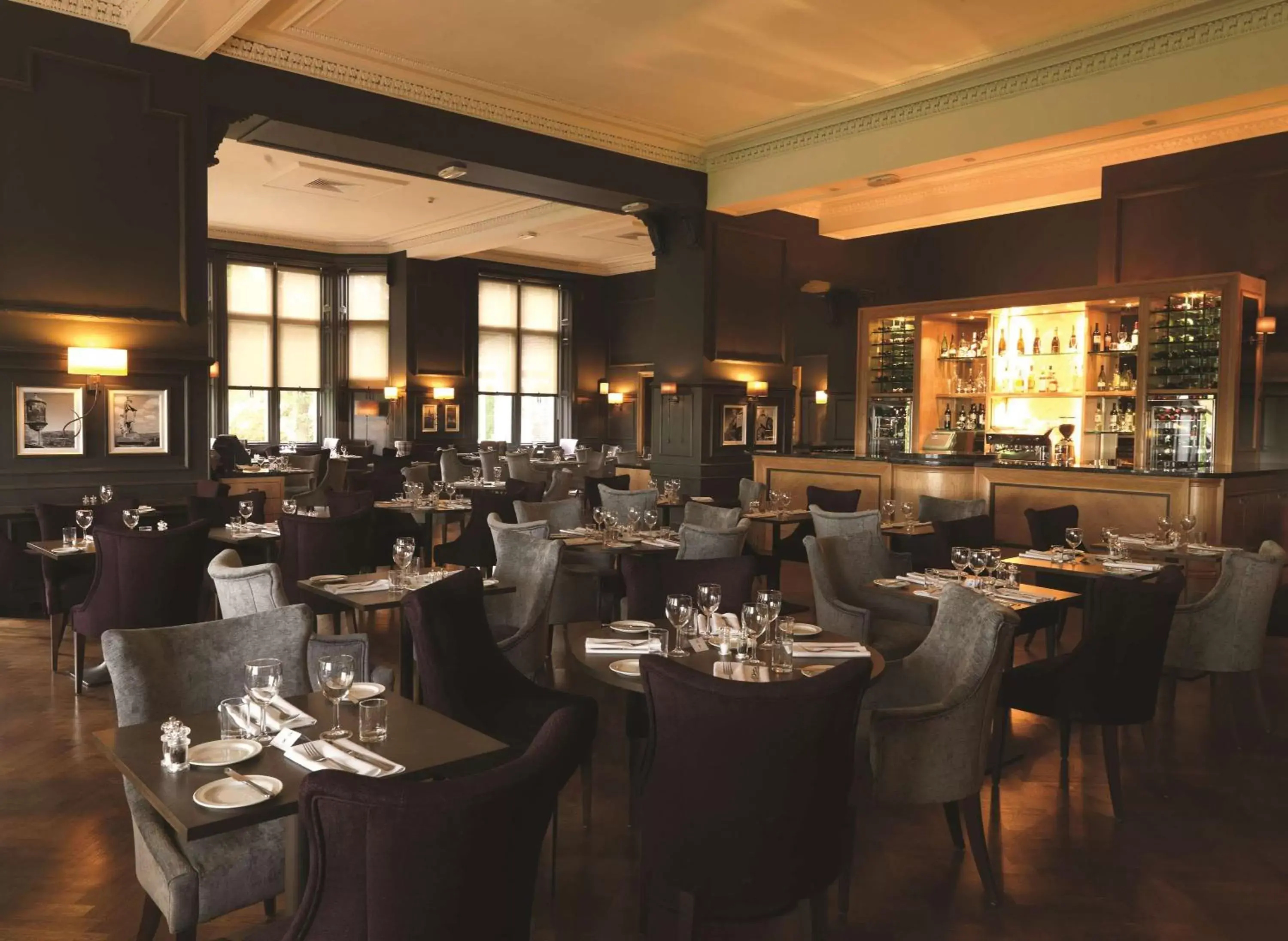 Lounge or bar in DoubleTree by Hilton Dunblane Hydro Hotel Lounge or bar in DoubleTree by Hilton Dunblane Hydro Hotel