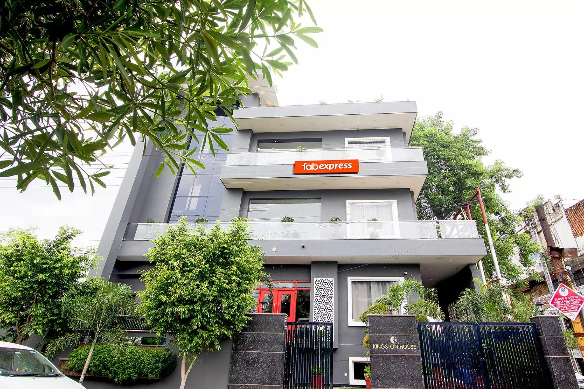 Facade/entrance in FabHotel Kingston House