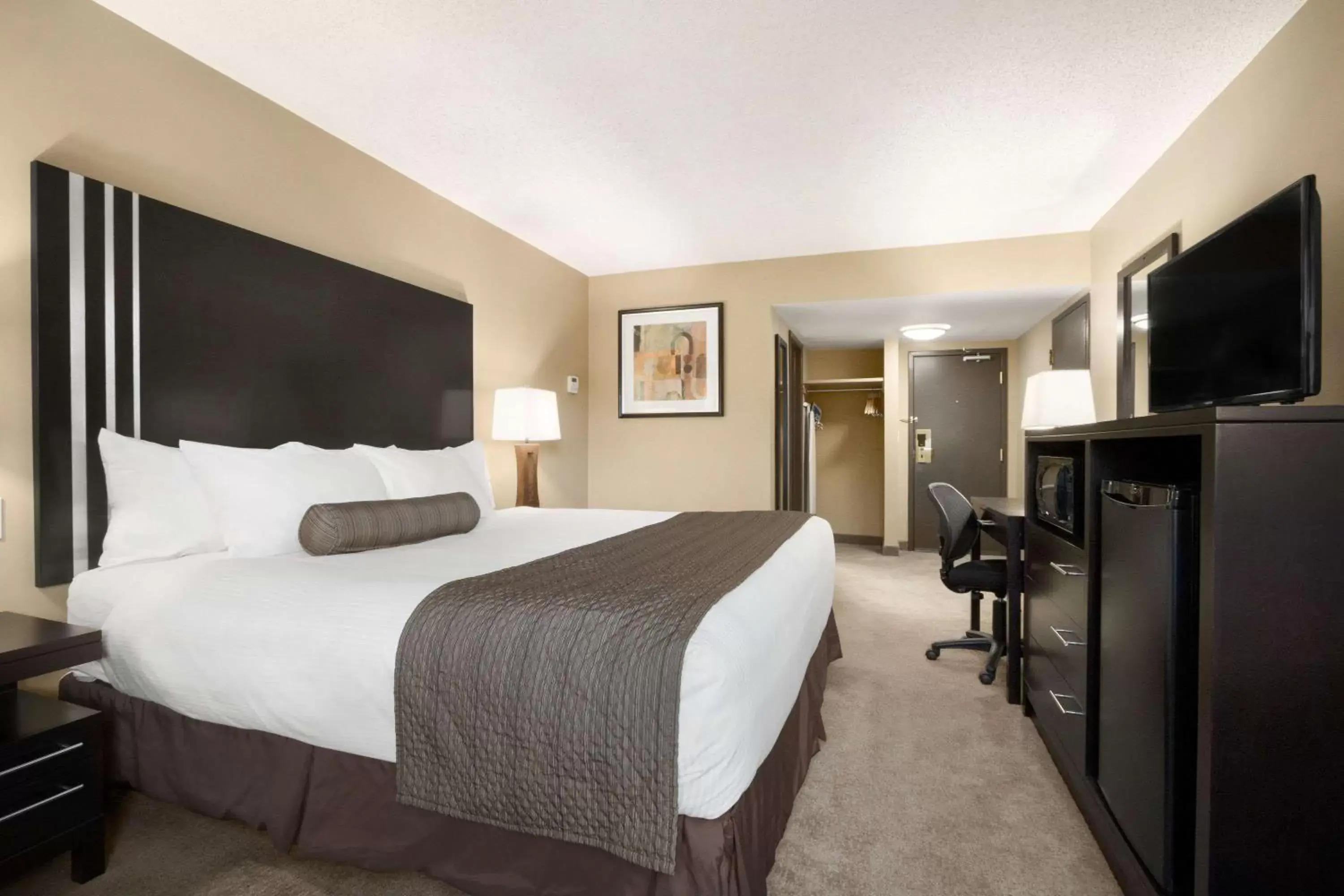 Photo of the whole room, Bed in Days Inn by Wyndham Calgary Northwest