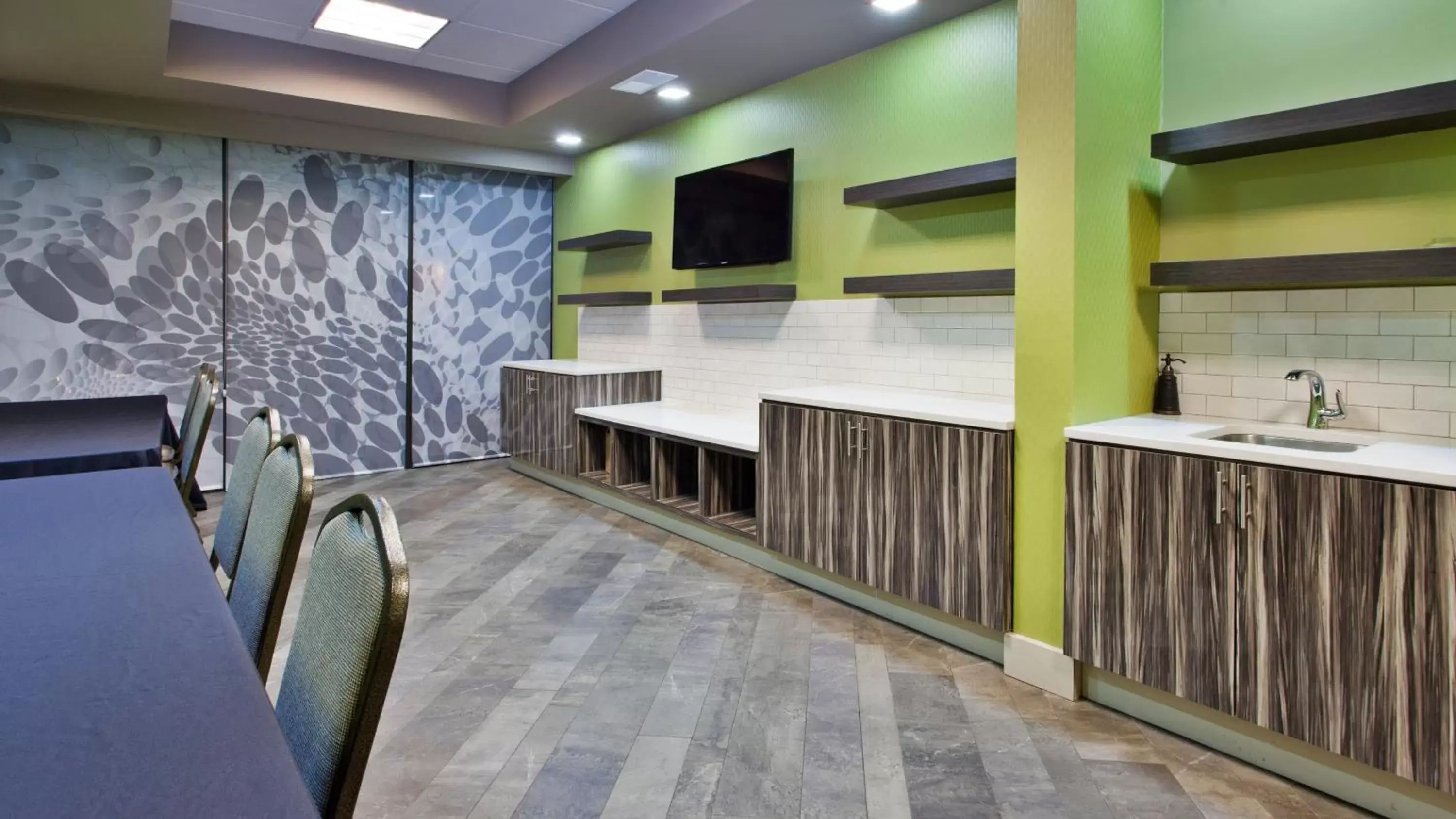 Meeting/conference room, Kitchen/Kitchenette in Holiday Inn Express Atlanta NW - Galleria Area, an IHG Hotel