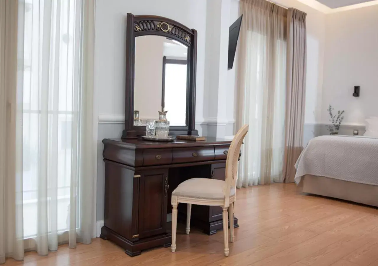 Bedroom, TV/Entertainment Center in Acropolis Ami Boutique Hotel