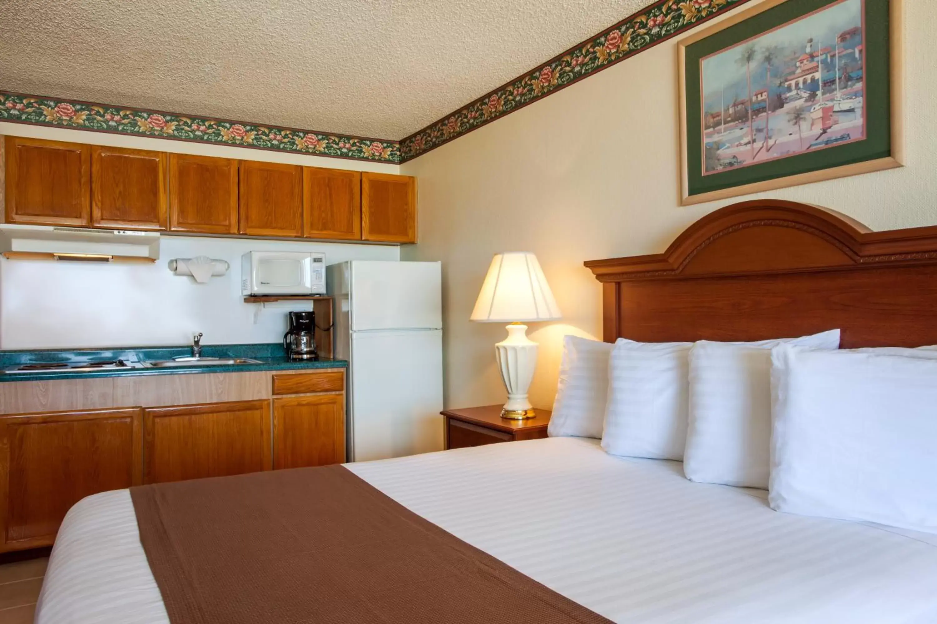 Queen Room with Two Queen Beds and Kitchenette in Ebb Tide Oceanfront Inn