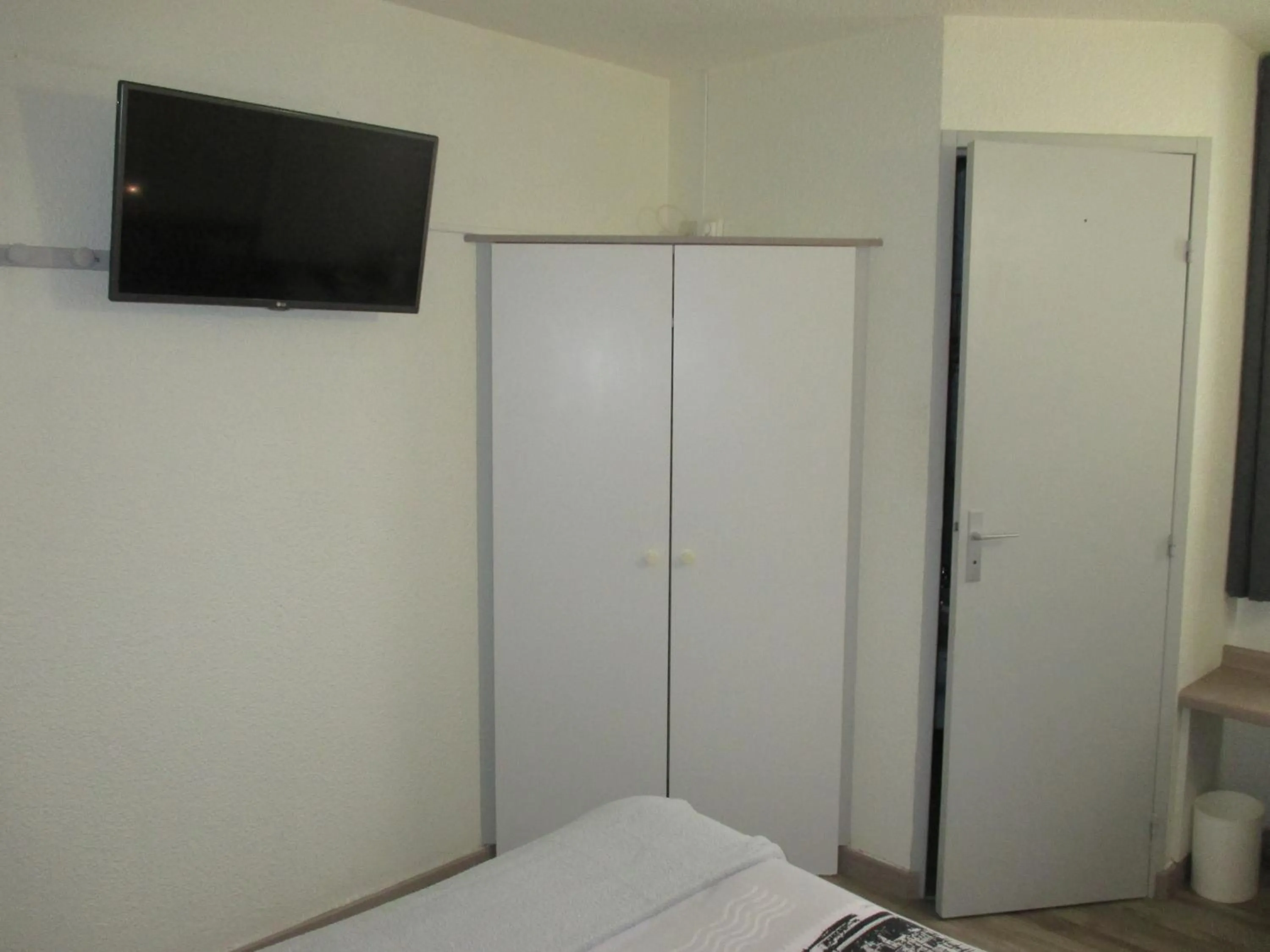 Photo of the whole room in Contact Hôtel Come Inn