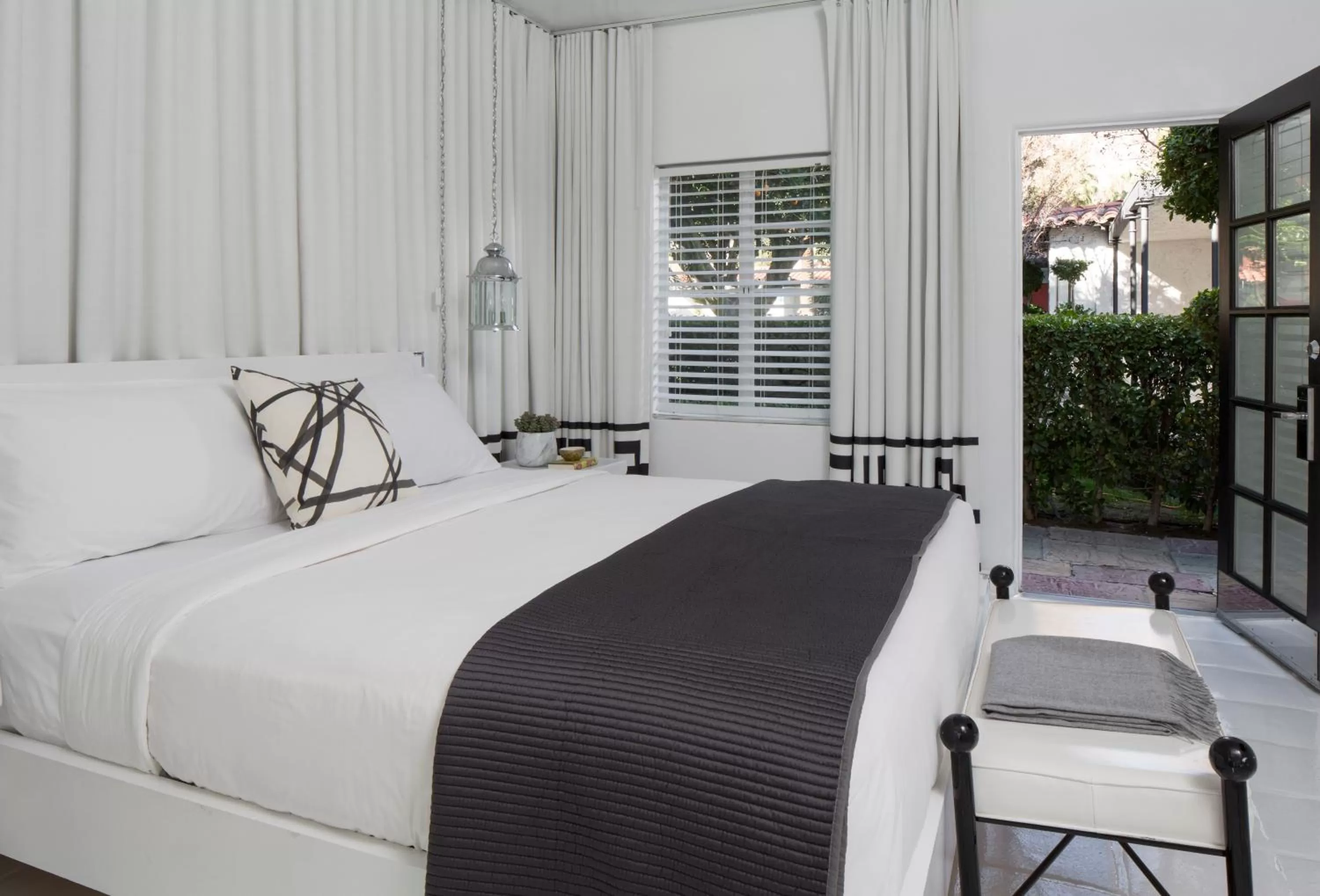 Bed in Avalon Hotel & Bungalows Palm Springs, a Member of Design Hotels