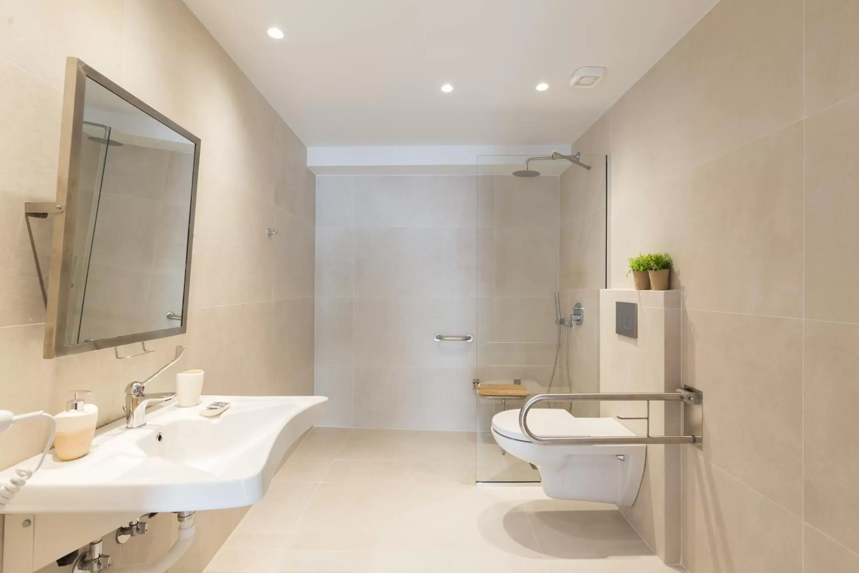 Shower, Bathroom in Calmare suites