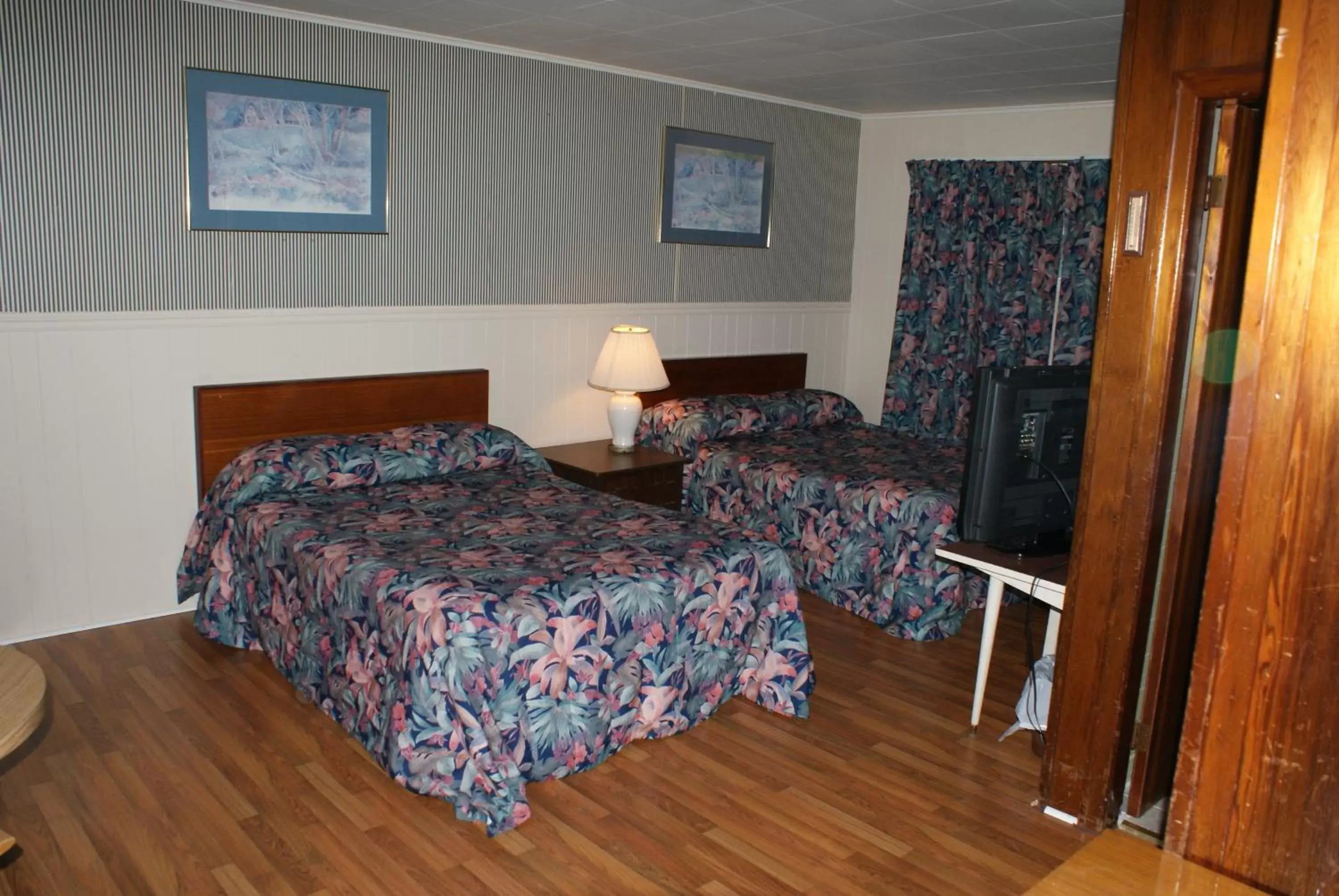 Photo of the whole room, Bed in Regent Motel