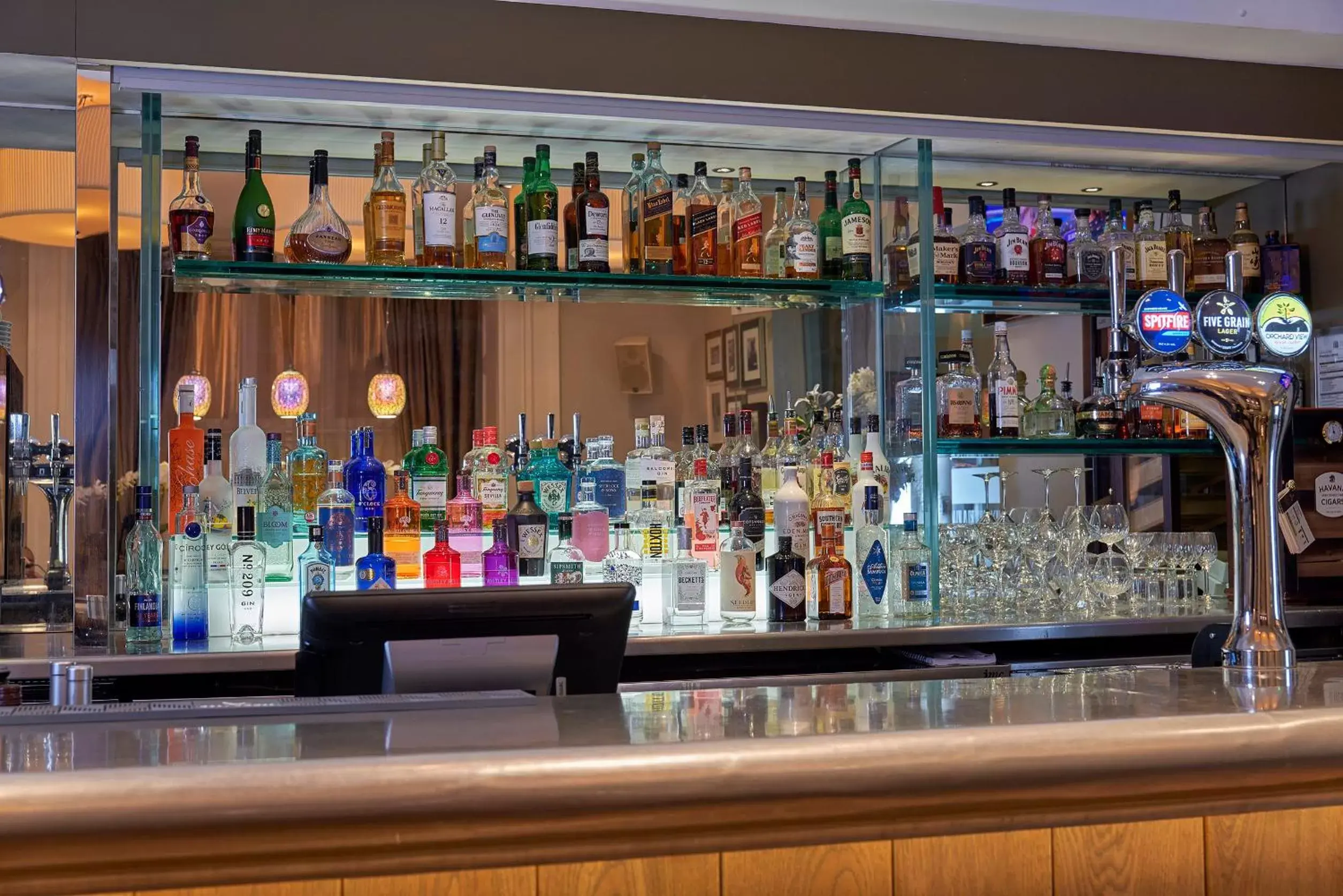 Restaurant/places to eat, Lounge/Bar in Mandolay Hotel Guildford