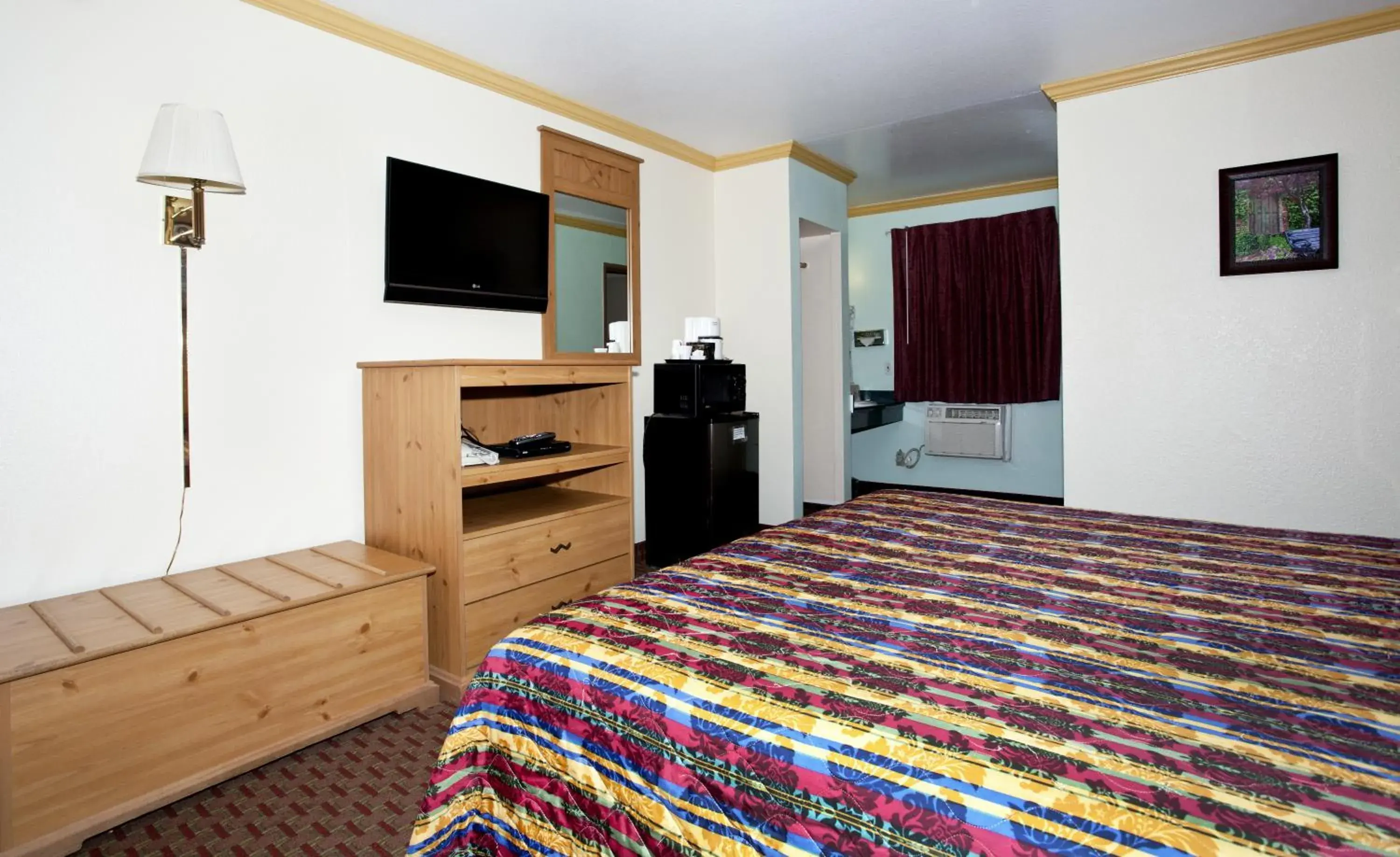 TV and multimedia, Bed in National 9 Inn - Placerville