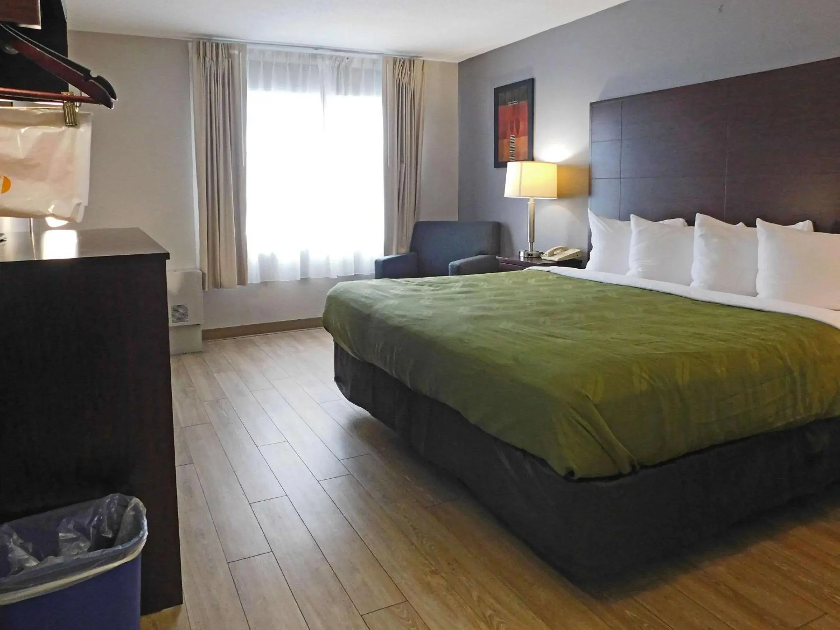 Bedroom, Bed in Quality Inn Colchester - Burlington Bedroom, Bed in Quality Inn Colchester - Burlington