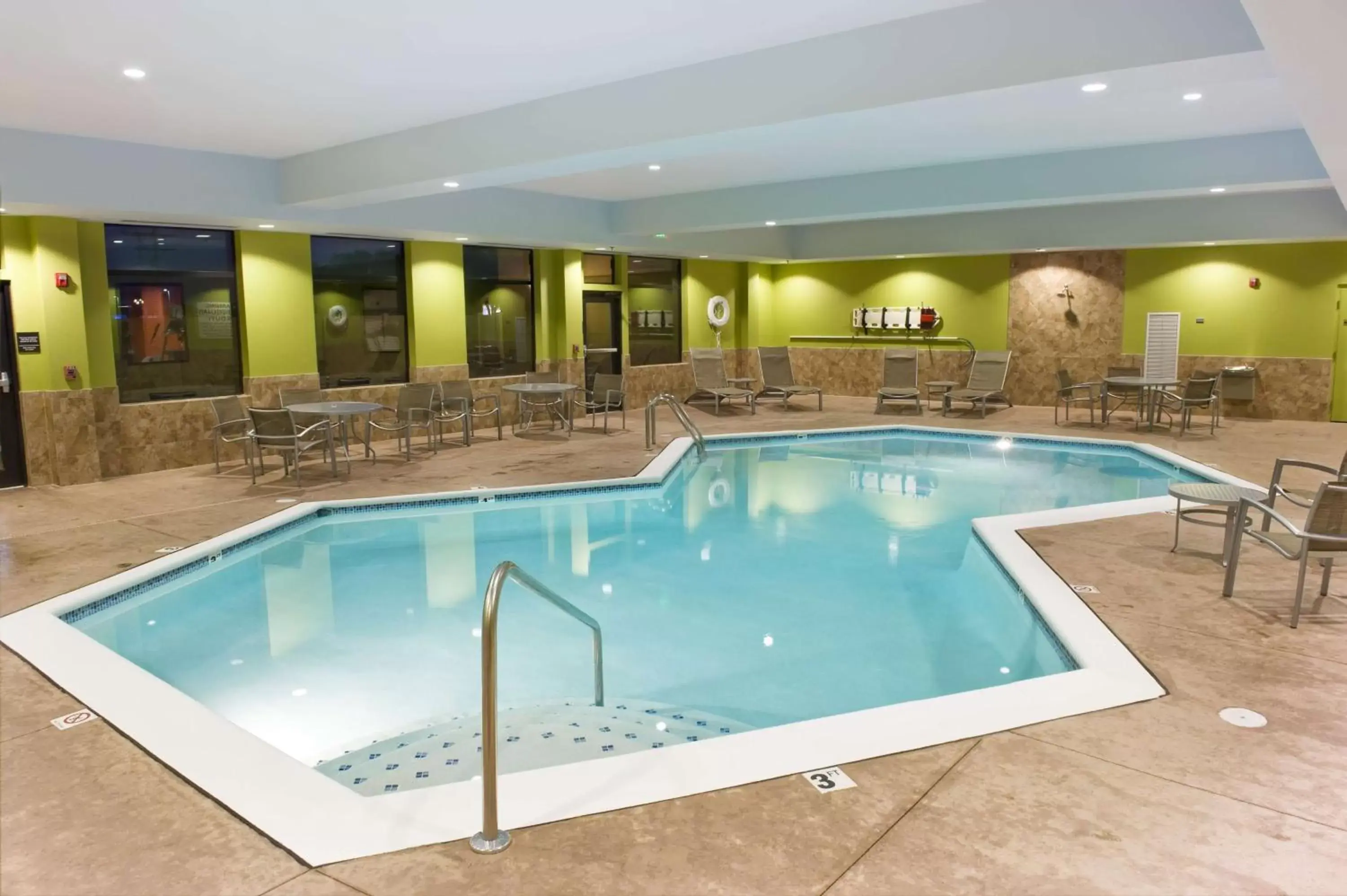 Pool view, Swimming Pool in Hampton Inn Evansville Airport