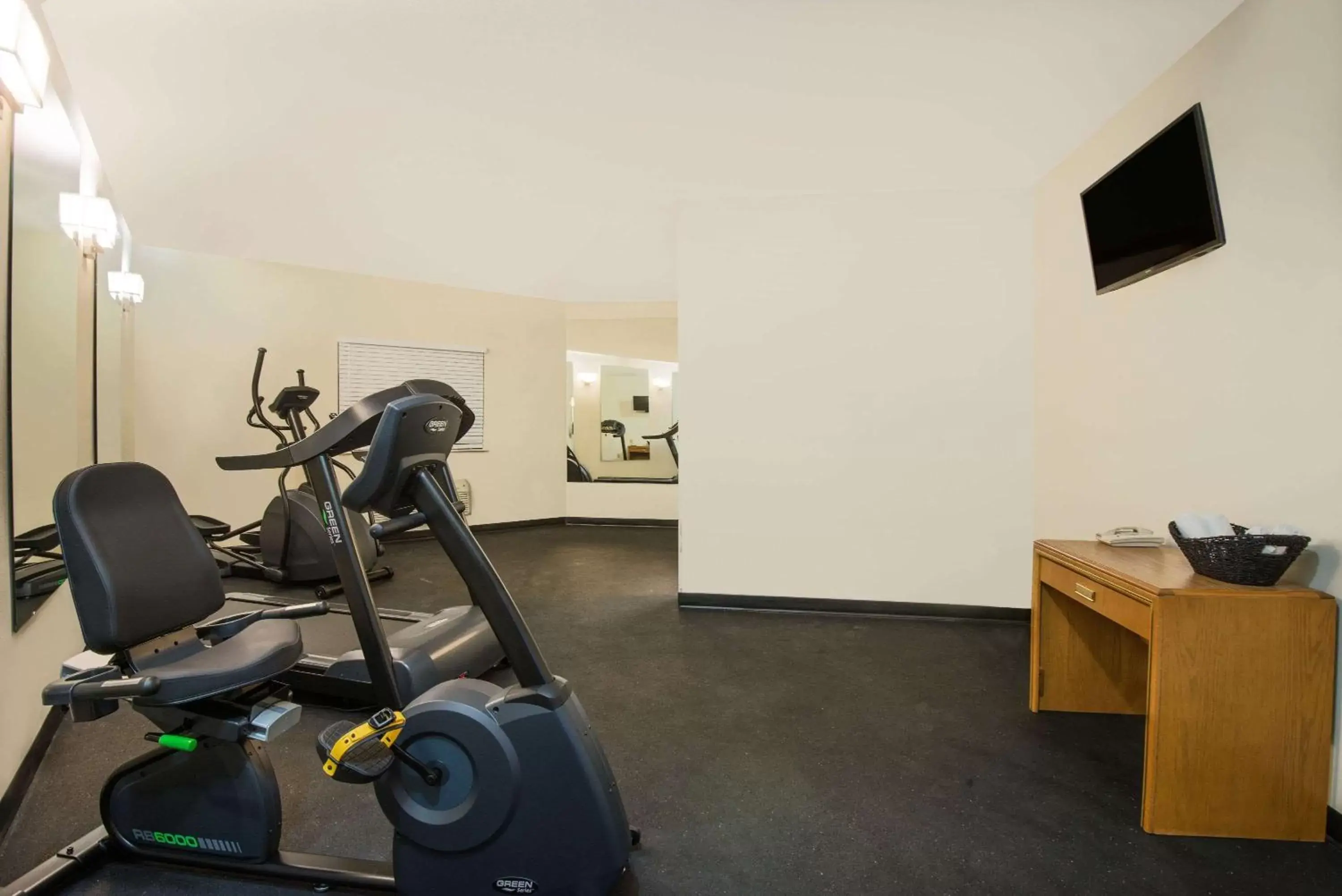 Fitness centre/facilities, Fitness Center/Facilities in Super 8 by Wyndham Grove City