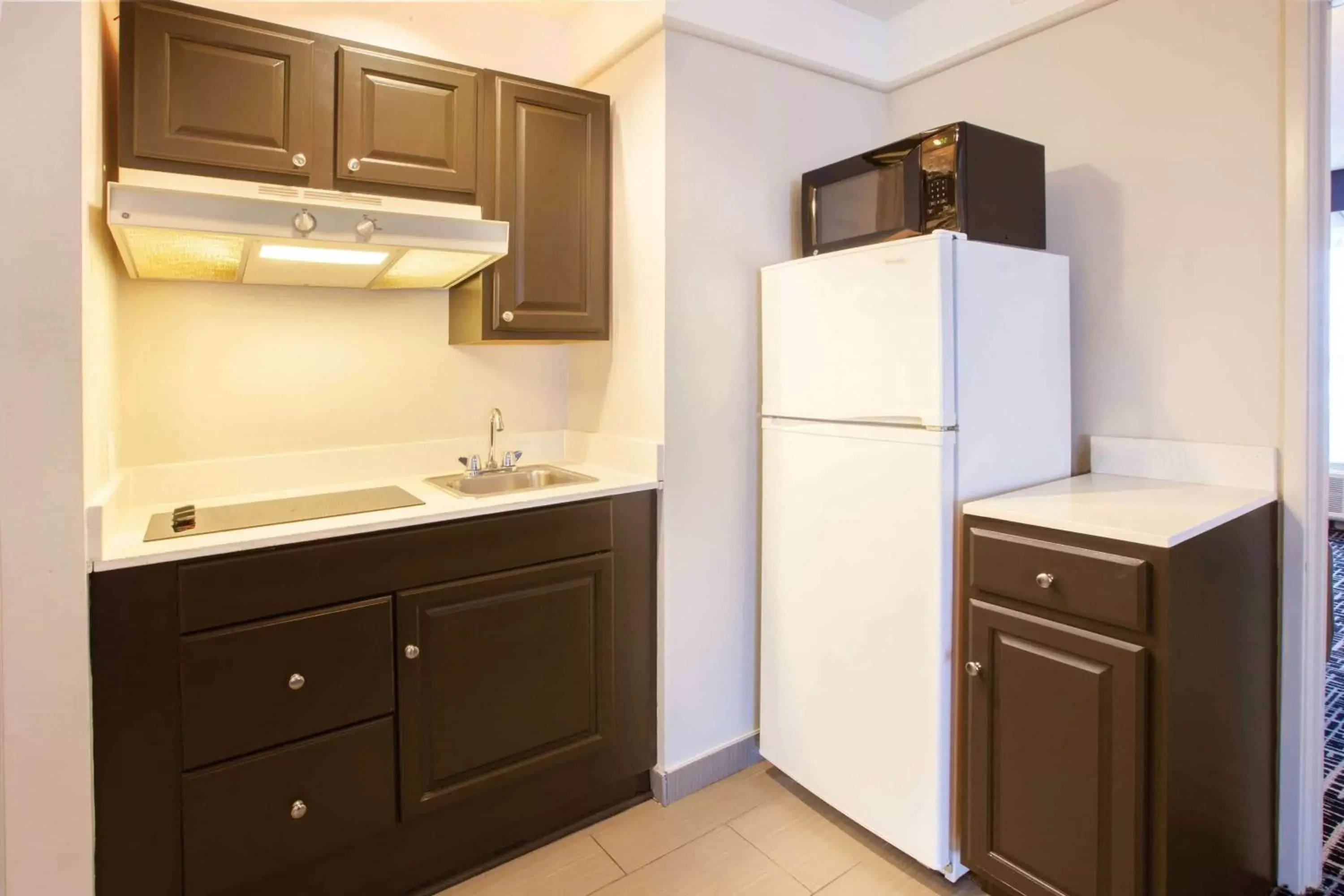 Kitchen or kitchenette, Kitchen/Kitchenette in La Quinta by Wyndham Cincinnati Airport Florence