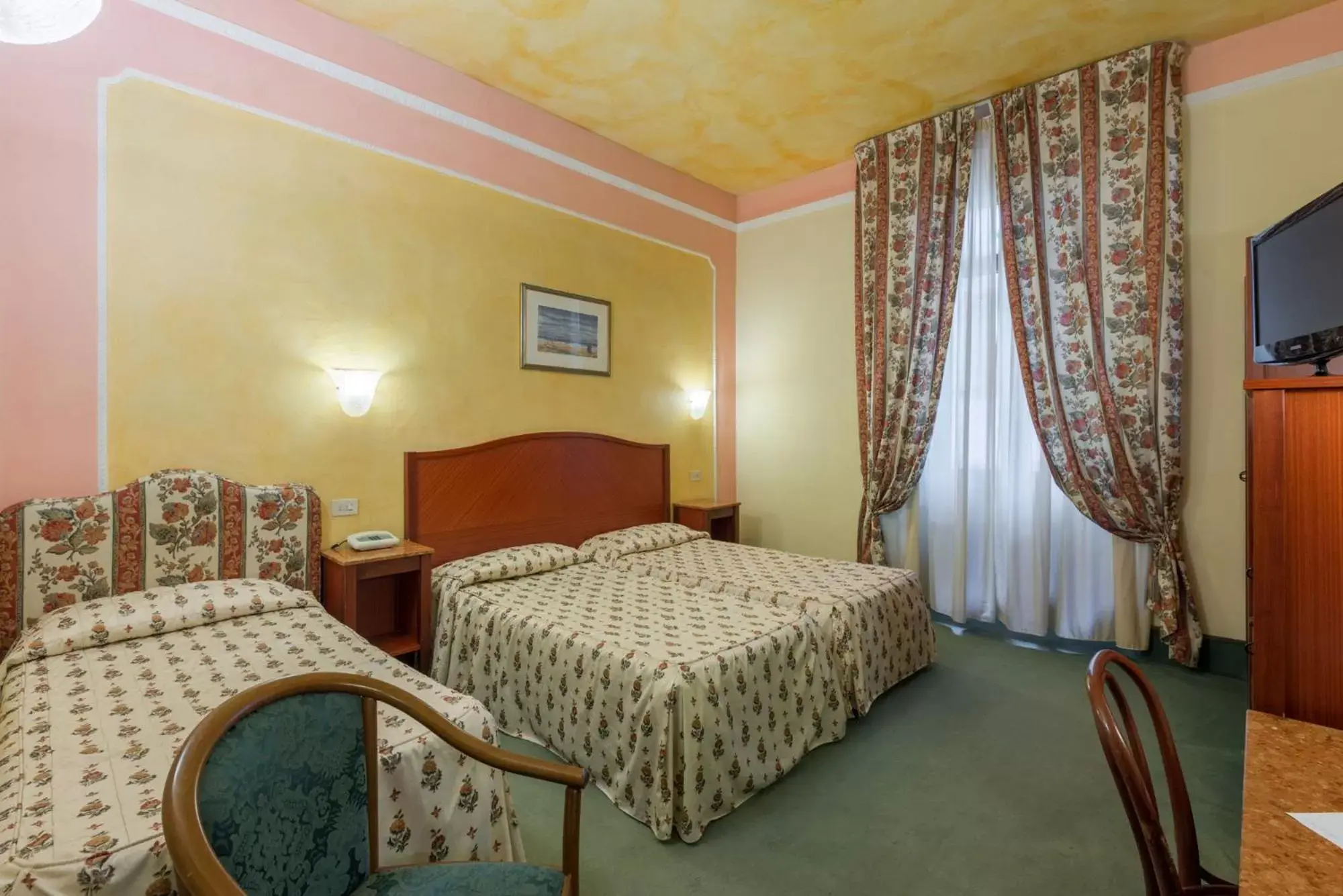 Photo of the whole room, Bed in Hotel Minerva Palace