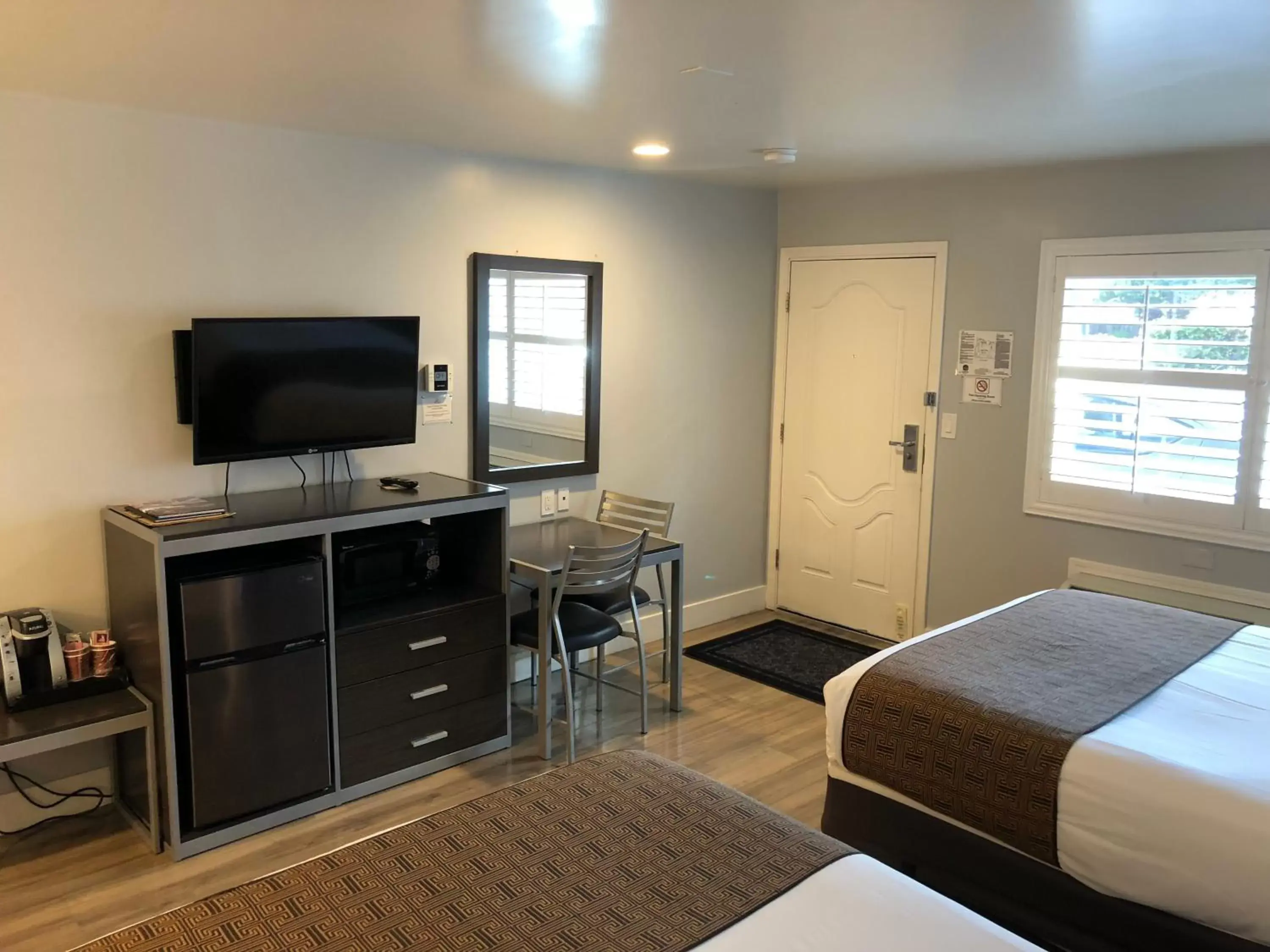 Bedroom, TV/Entertainment Center in Pacific Inn Monterey