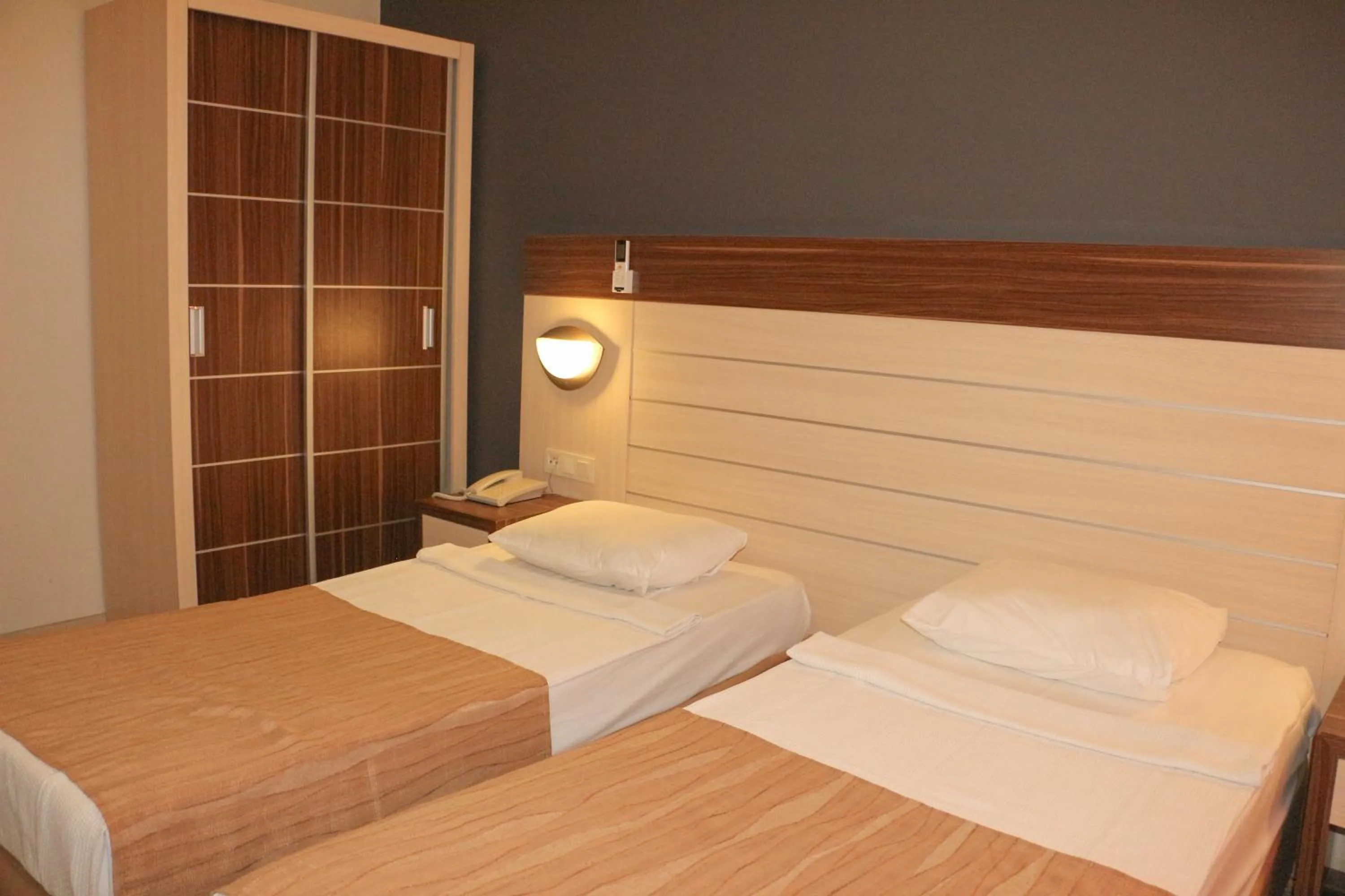 Bed in Hawaii Suite Beach Hotel