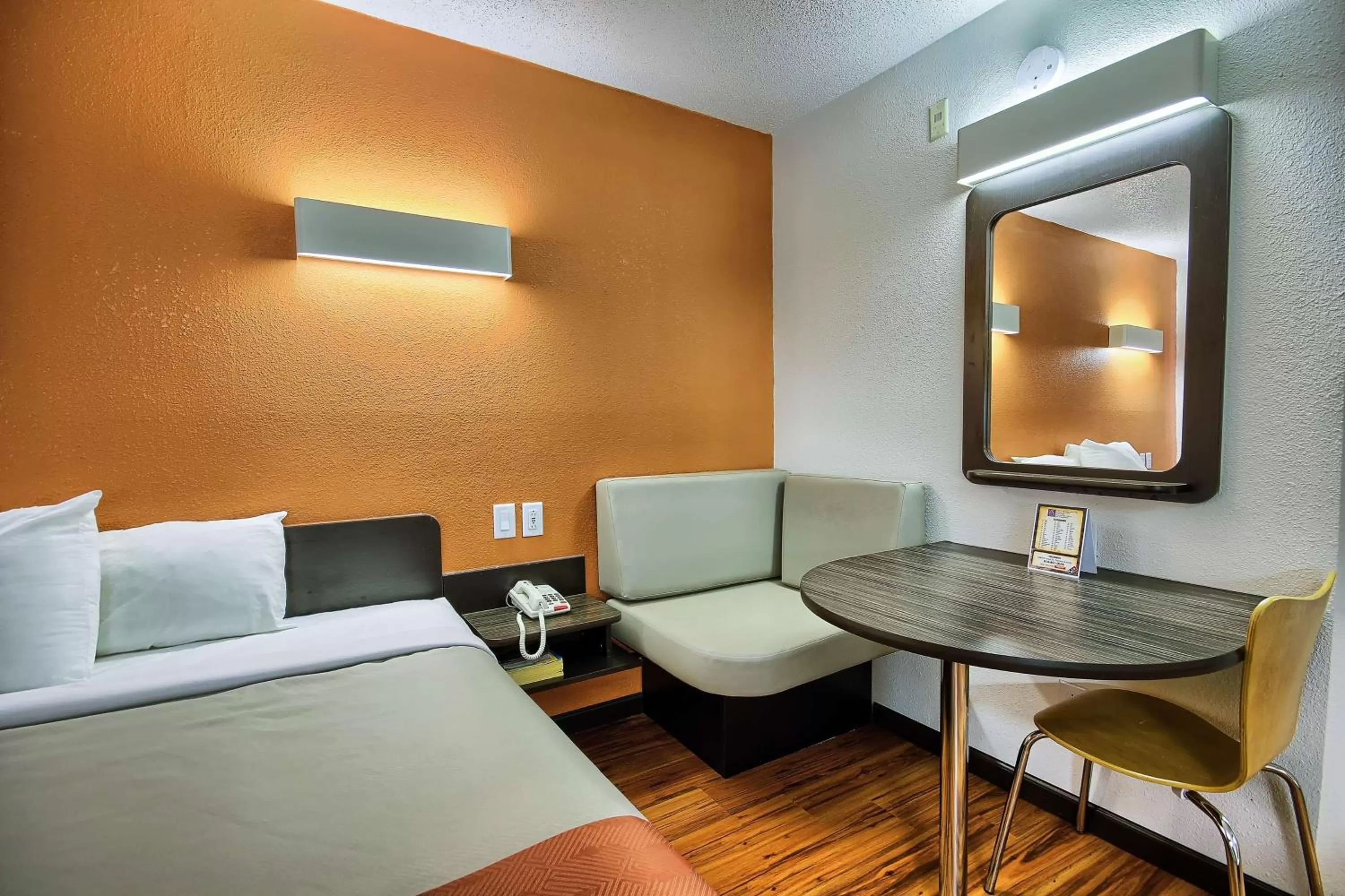 Photo of the whole room, Bed in Motel 6-Columbus, OH - West