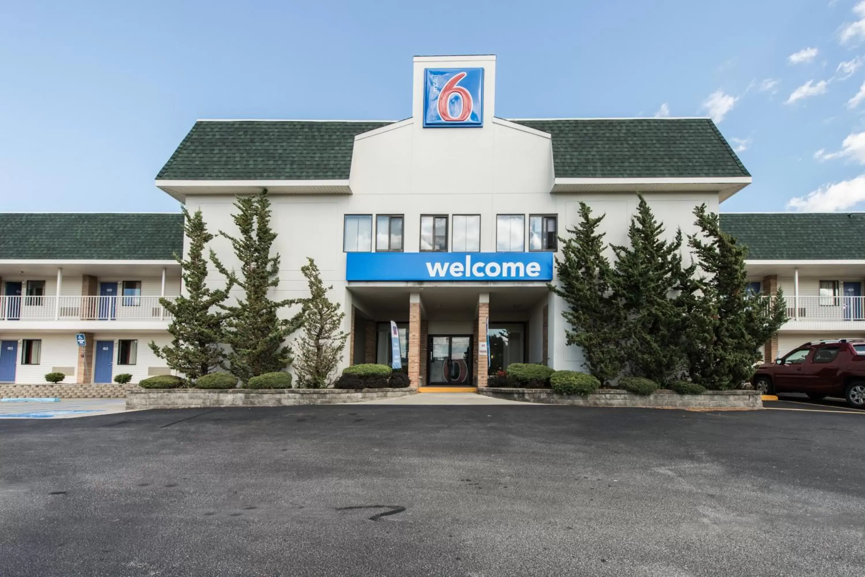 Property Building in Motel 6-Niantic, CT - New London