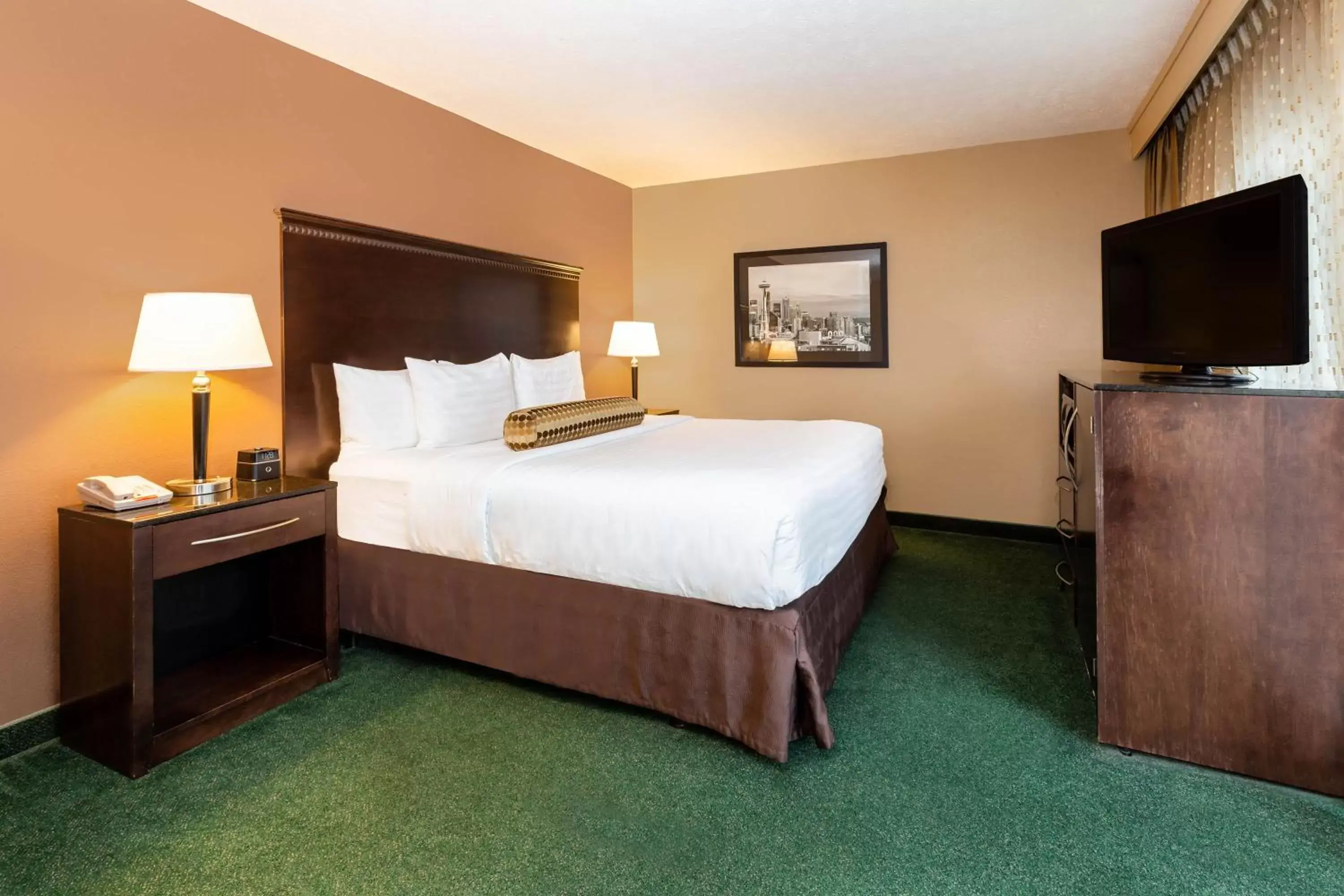 Bed in La Quinta by Wyndham Seattle Downtown