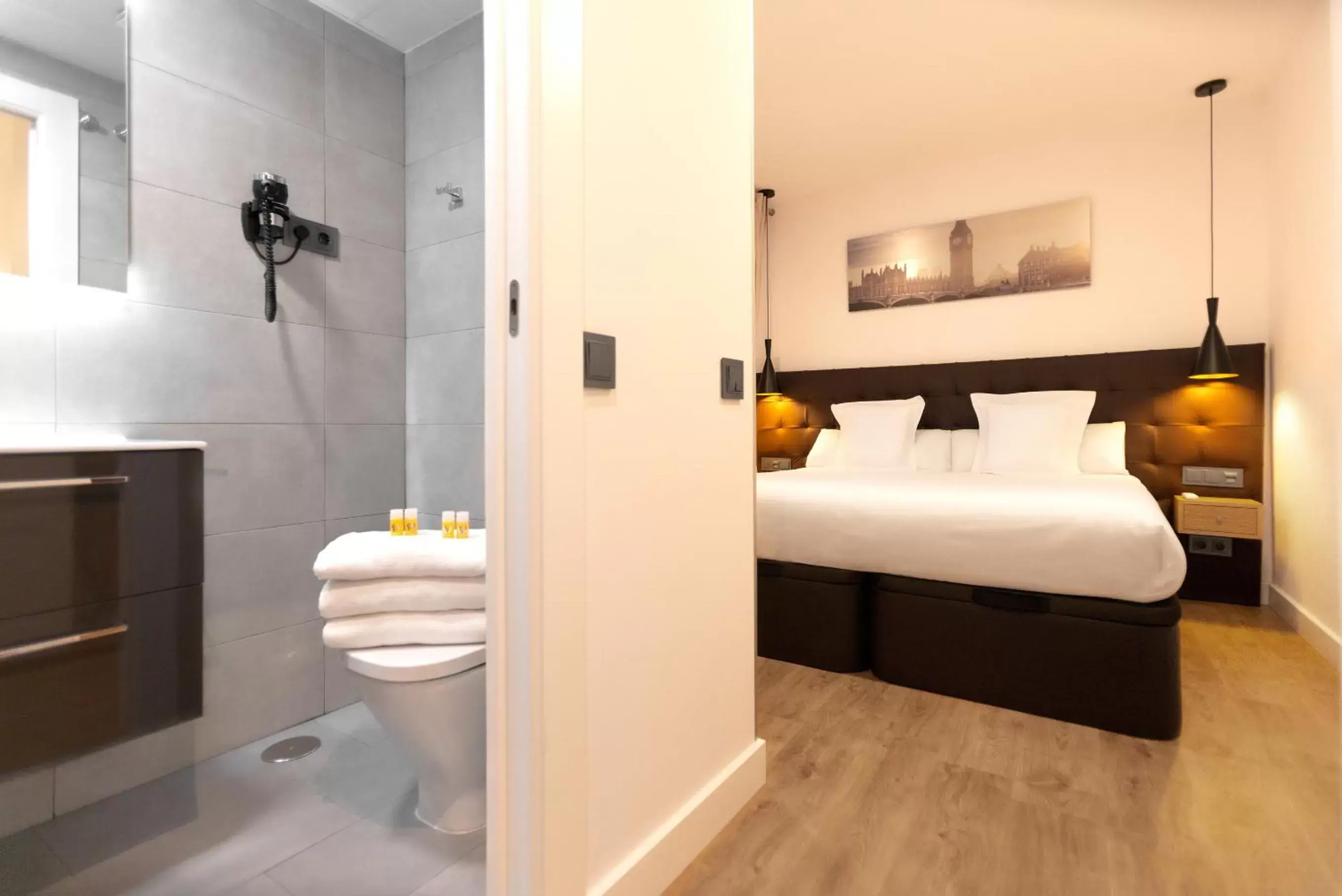 Bedroom, Bathroom in Woohoo Rooms Hortaleza