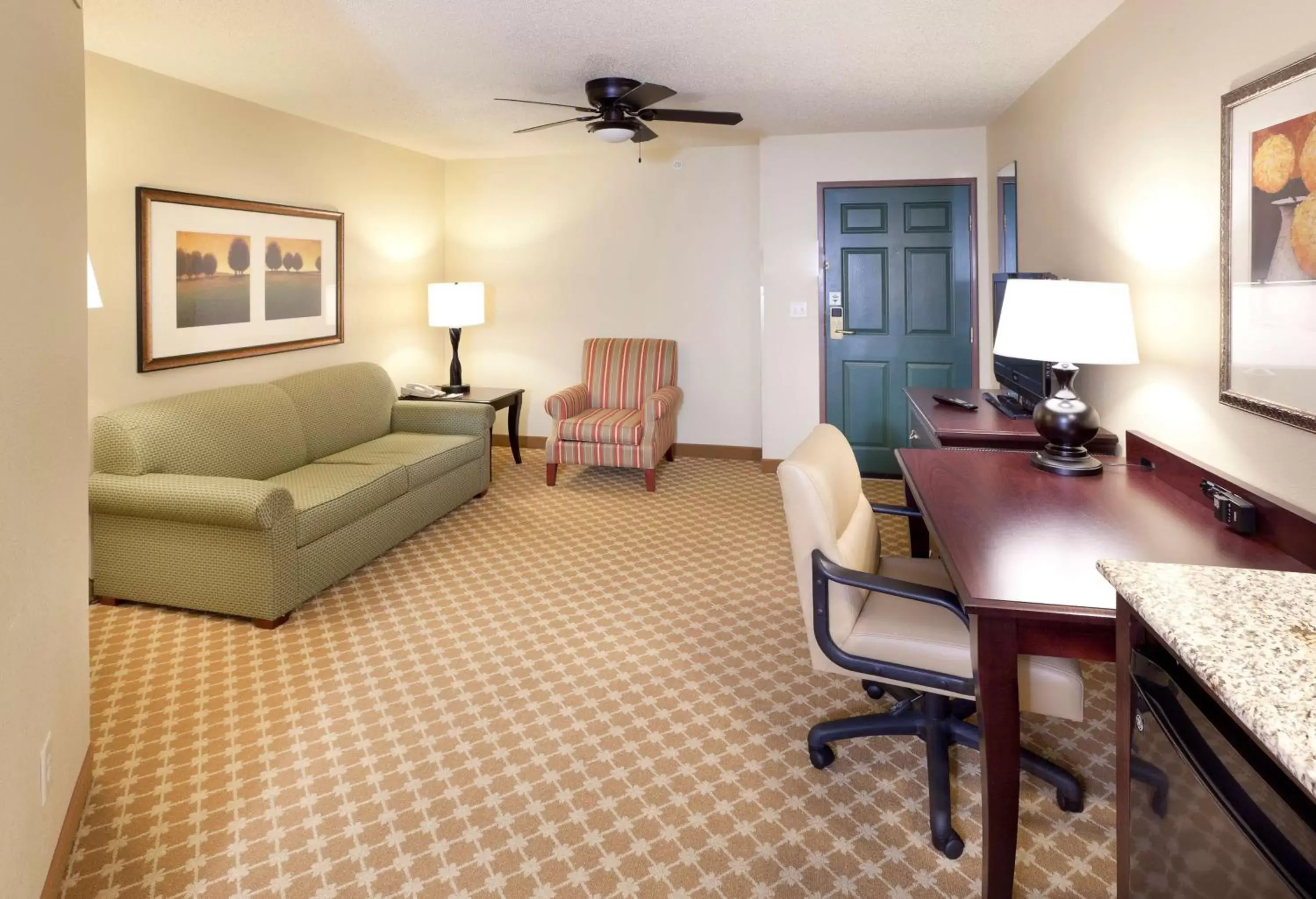 Photo of the whole room, Seating Area in Country Inn & Suites by Radisson, Chanhassen, MN