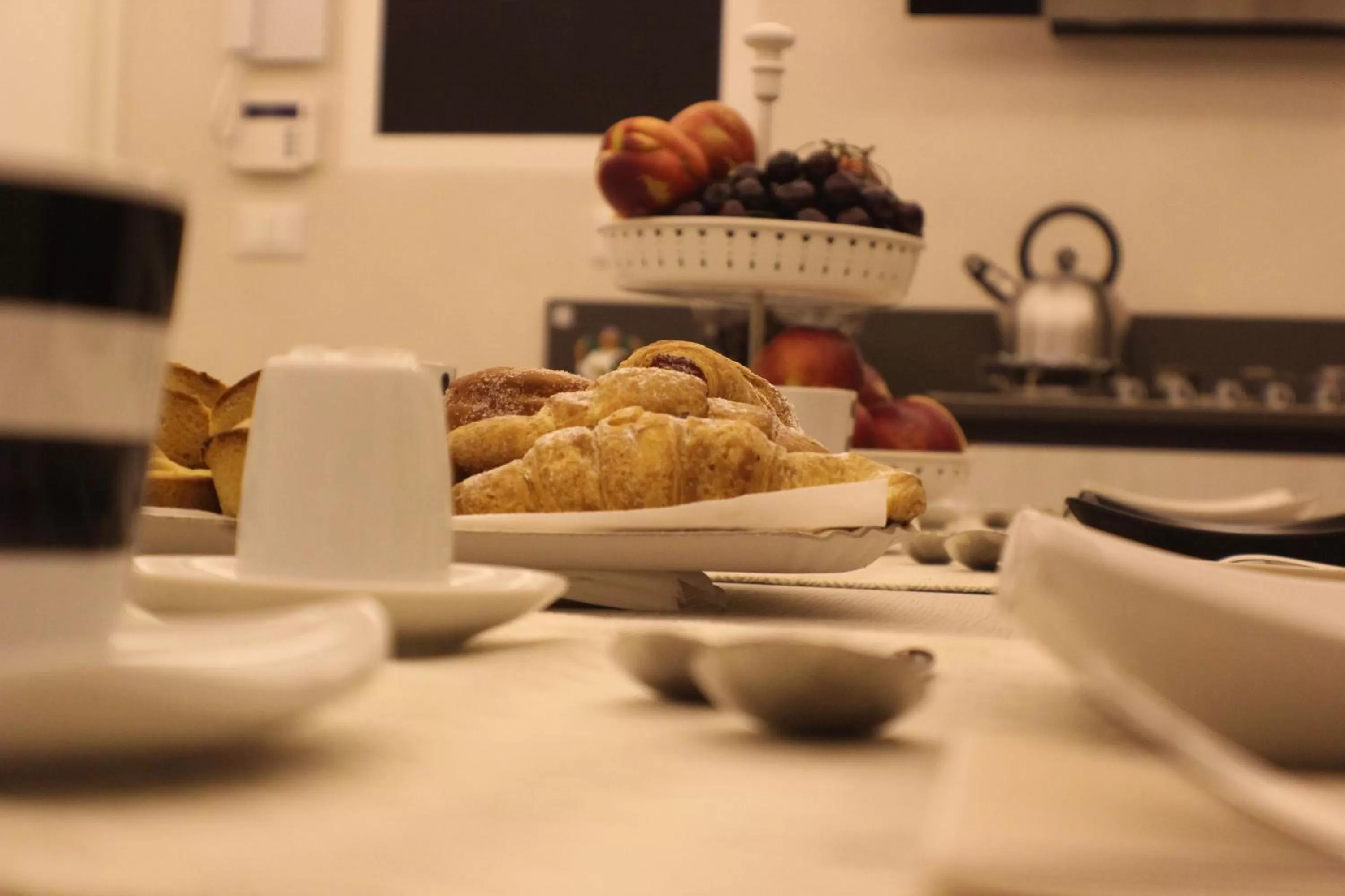 Communal kitchen in La Finestra sul Convitto B&B