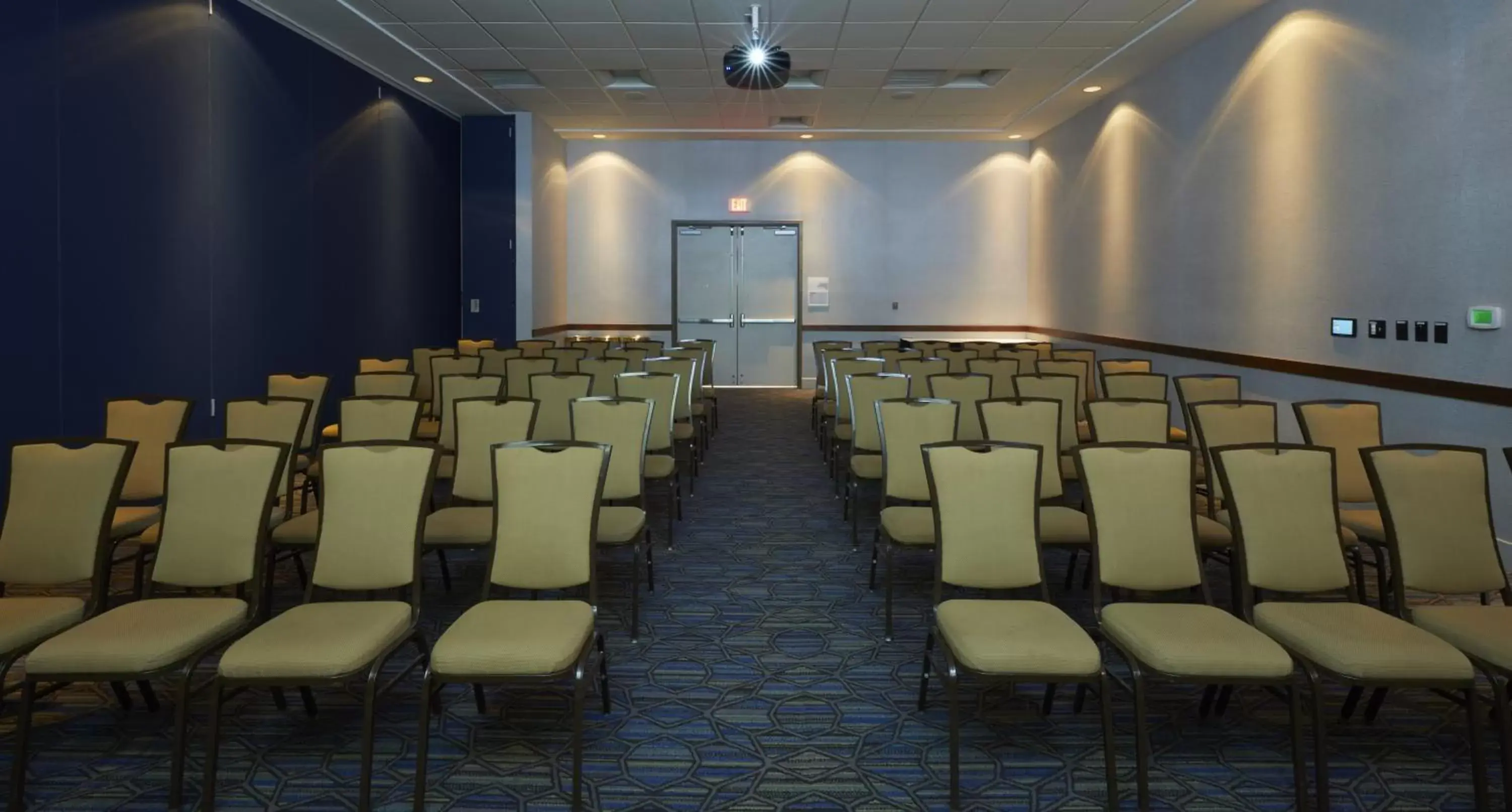 Meeting/conference room in Holiday Inn Express : Eugene - Springfield, an IHG Hotel