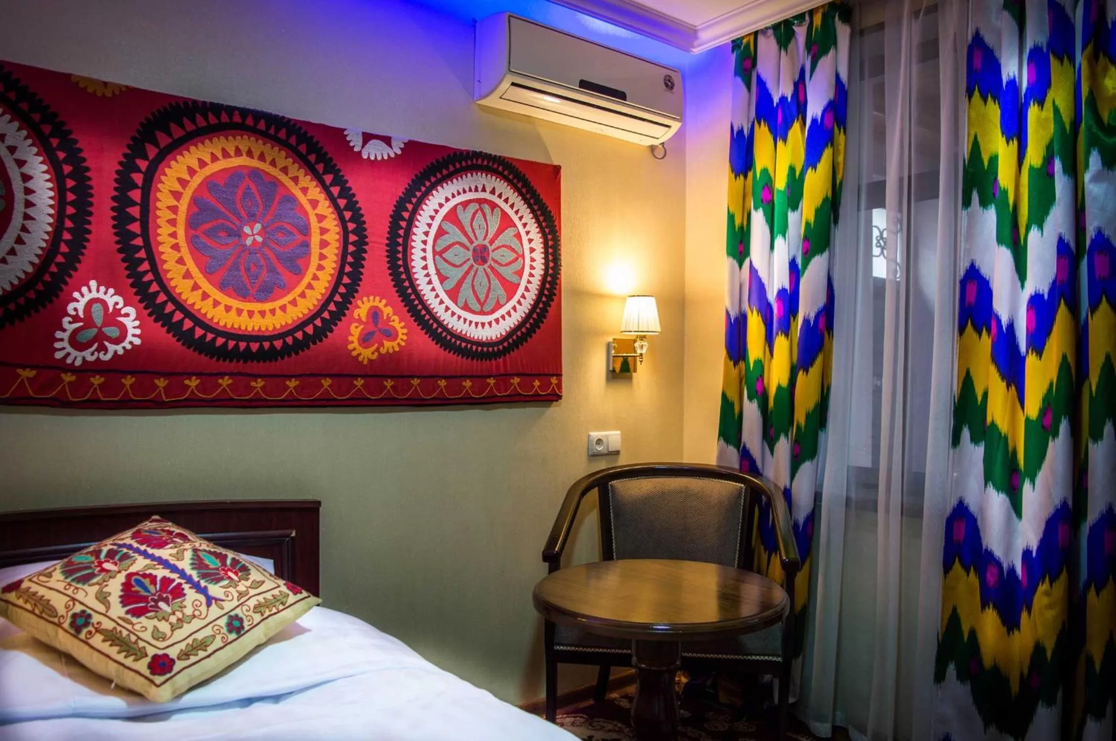 Photo of the whole room, Bed in Jahongir