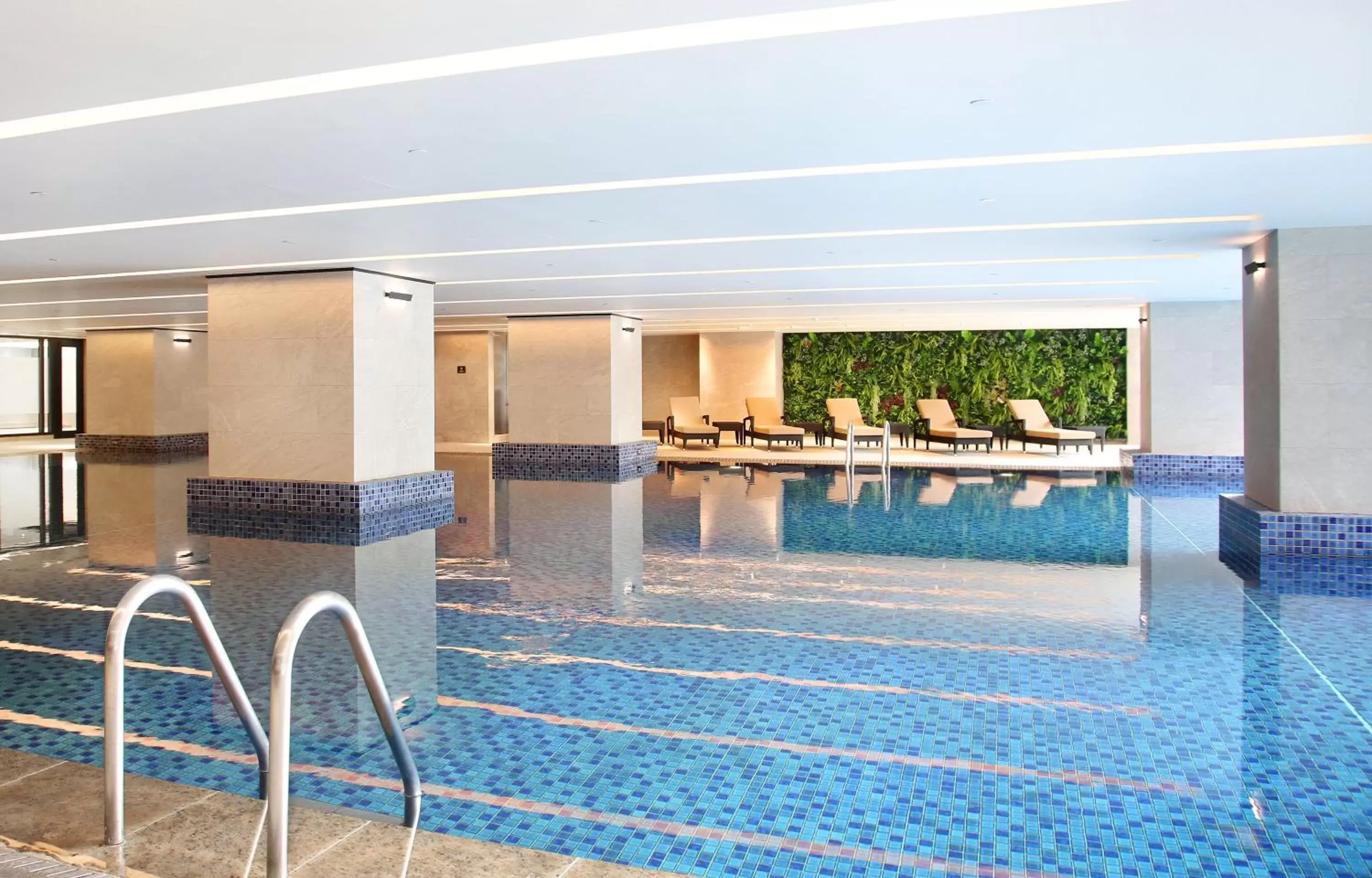 Swimming Pool in Royal Park Hotel