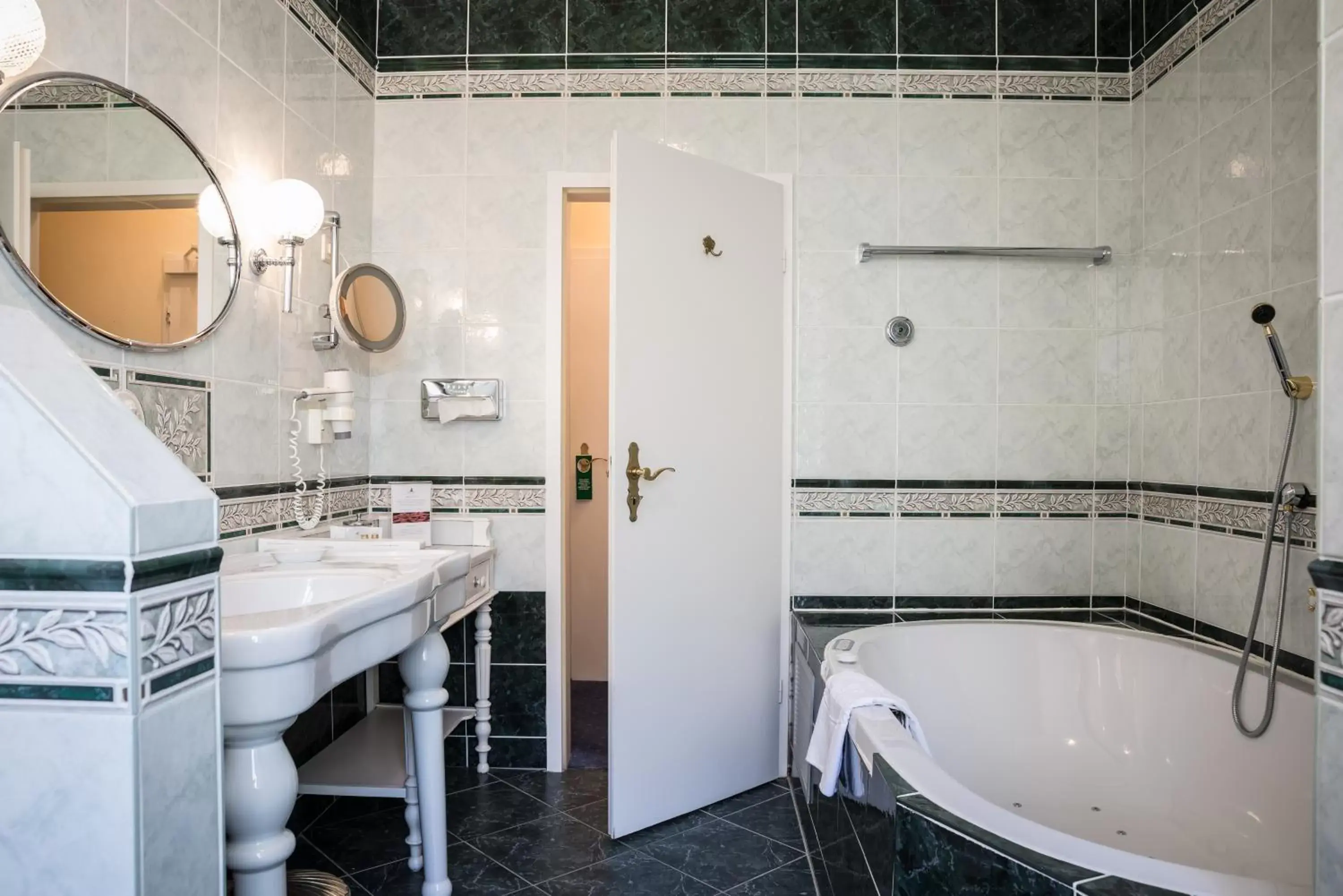 Hot Tub, Bathroom in Hotel Der Kleine Prinz