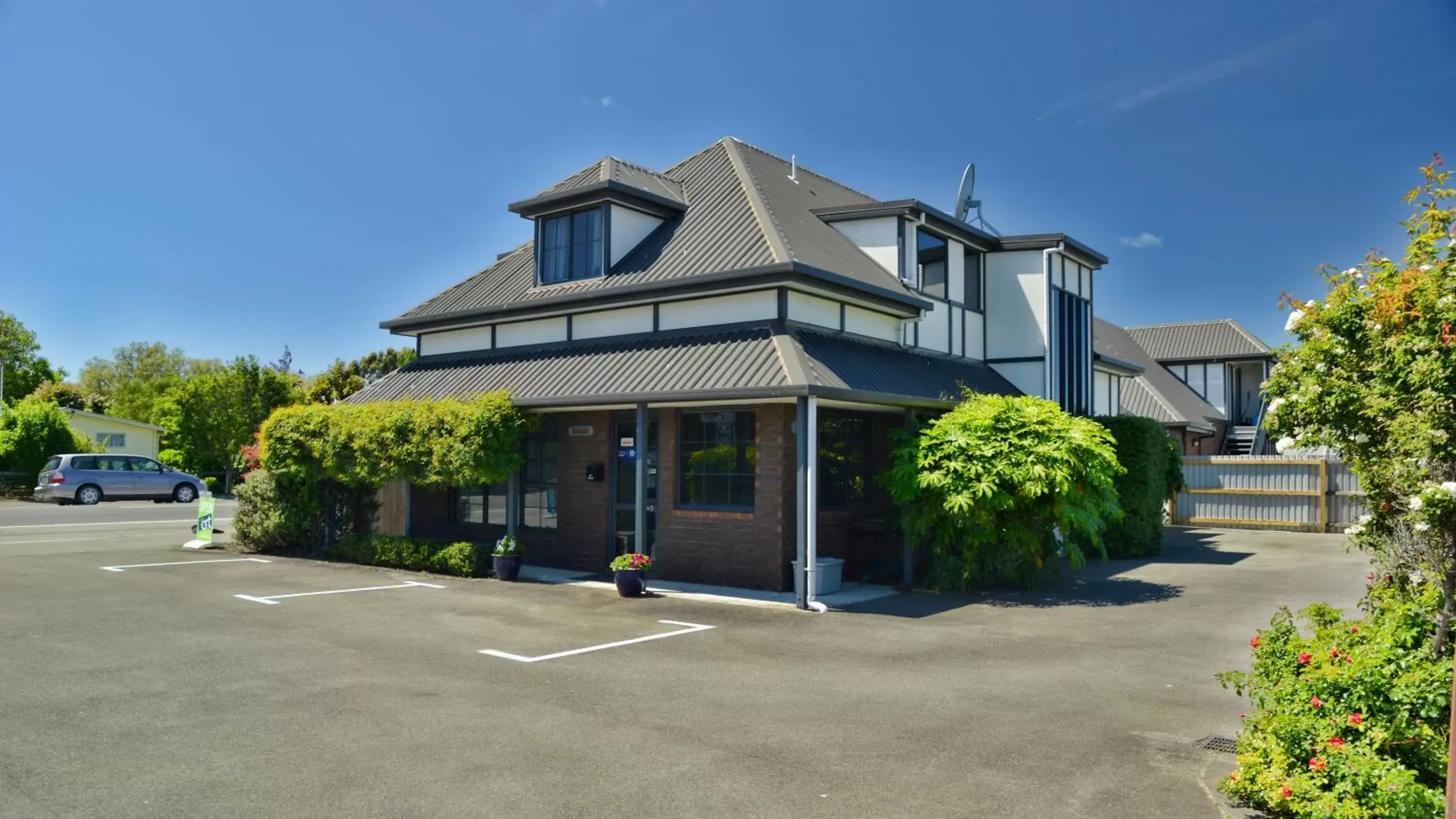 Facade/entrance, Property Building in Aston Court Motel