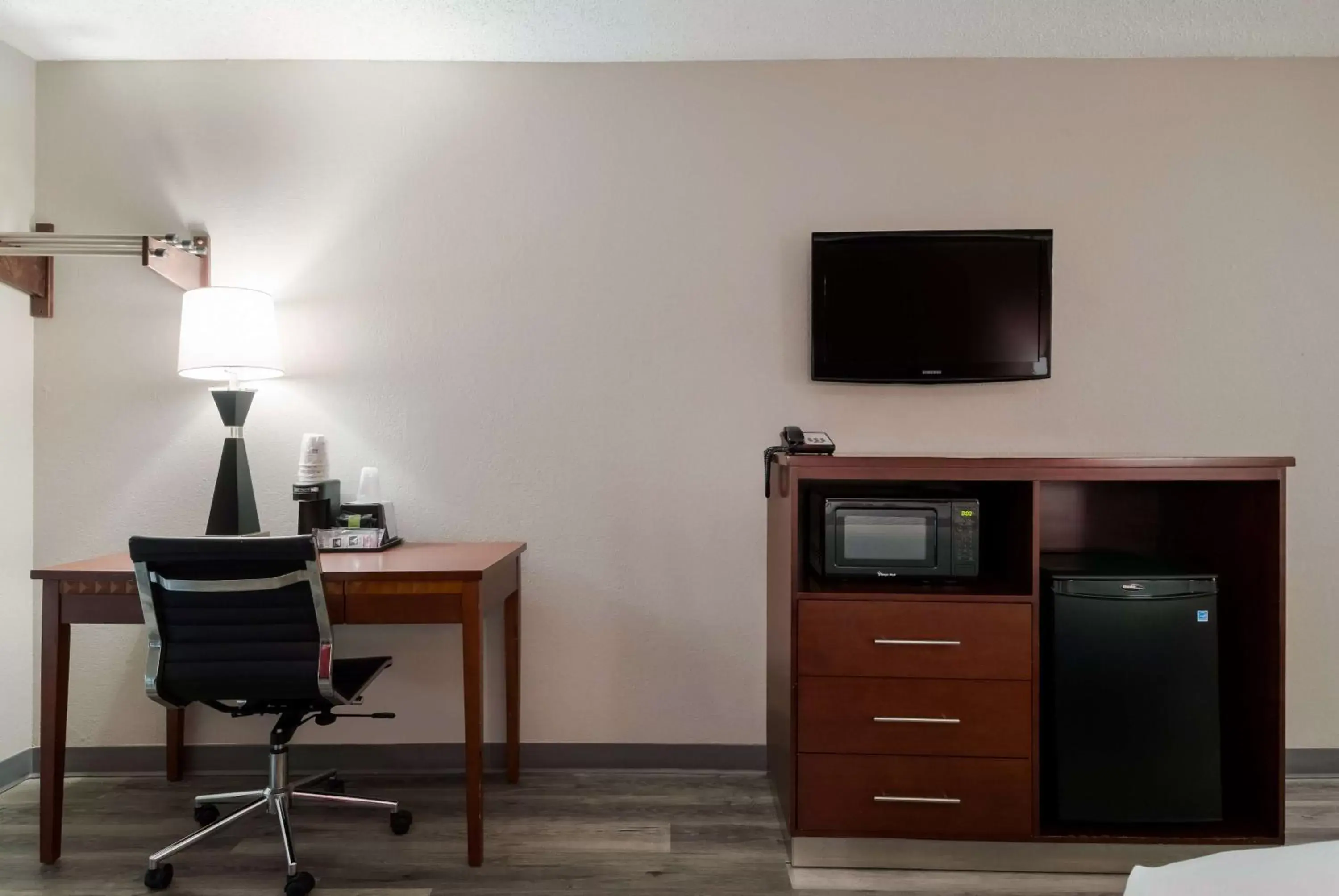 Bedroom, TV/Entertainment Center in SureStay Plus Hotel by Best Western San Antonio North