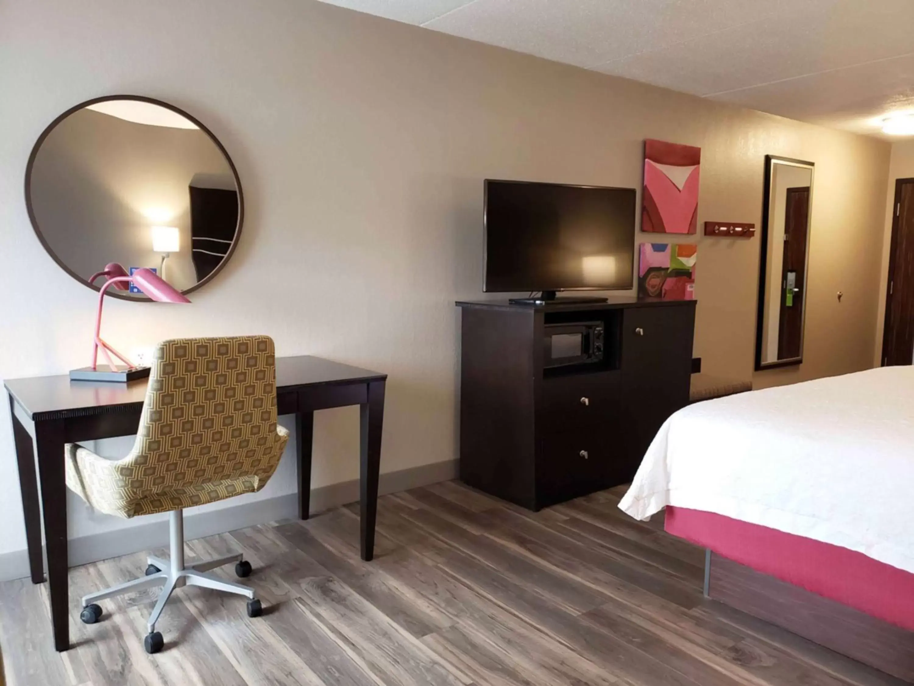 Bedroom, TV/Entertainment Center in Hampton Inn Greensburg