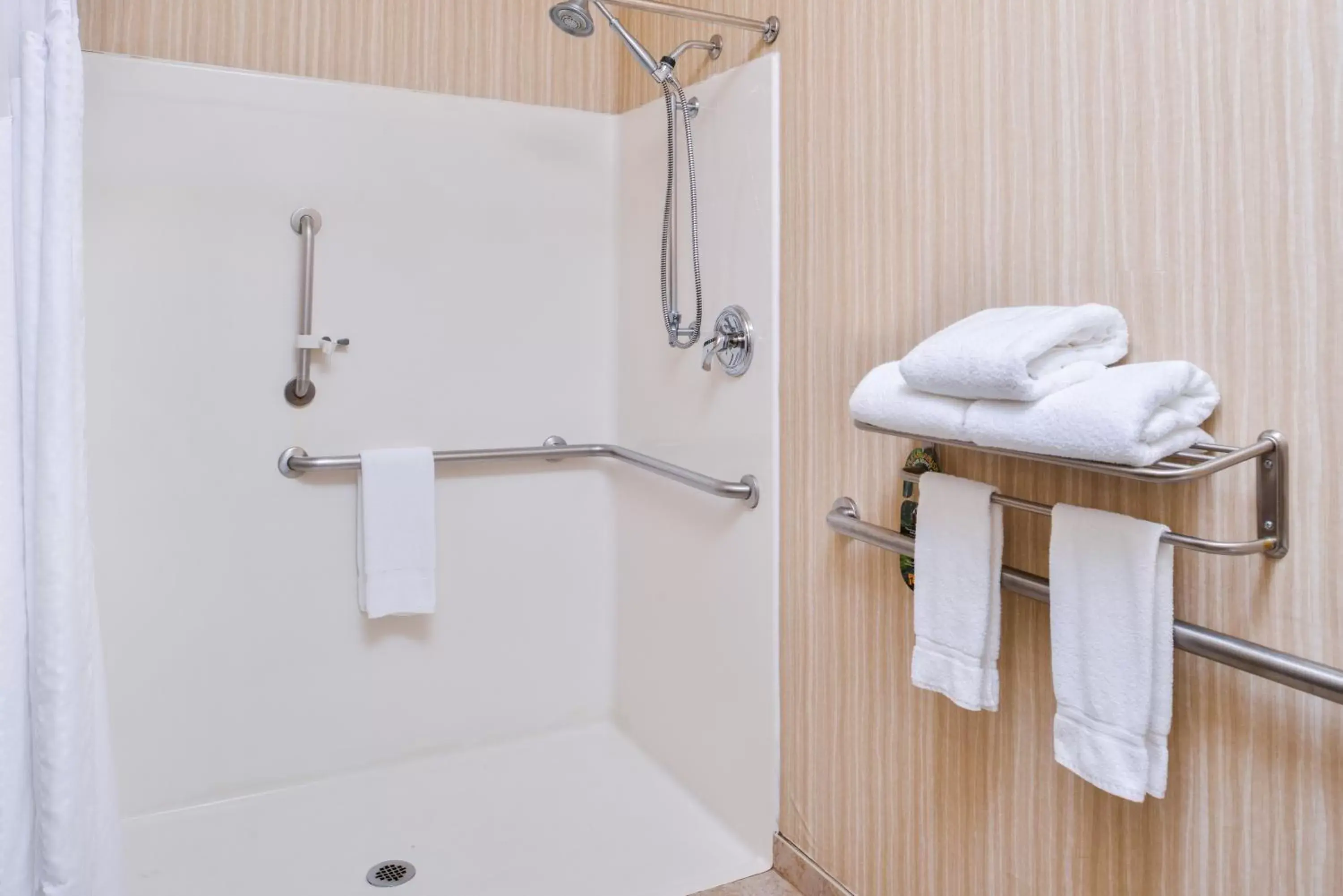 Queen Room with Mobility Roll in Shower in Holiday Inn Express Hotel & Suites Portland - Jantzen Beach, an IHG Hotel Queen Room with Mobility Roll in Shower in Holiday Inn Express Hotel & Suites Portland - Jantzen Beach, an IHG Hotel