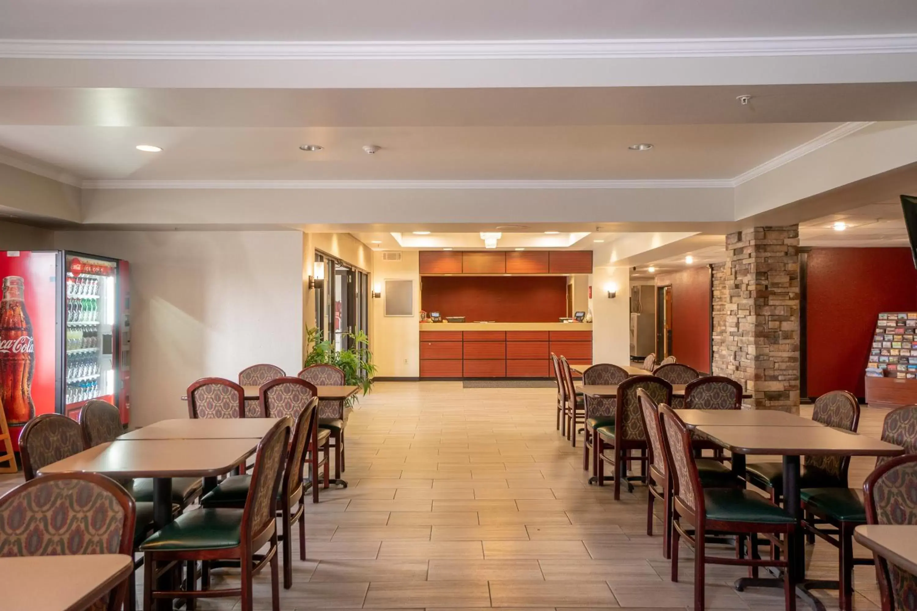 Lobby or reception, Restaurant/Places to Eat in Red Roof Inn & Suites Indianapolis Airport