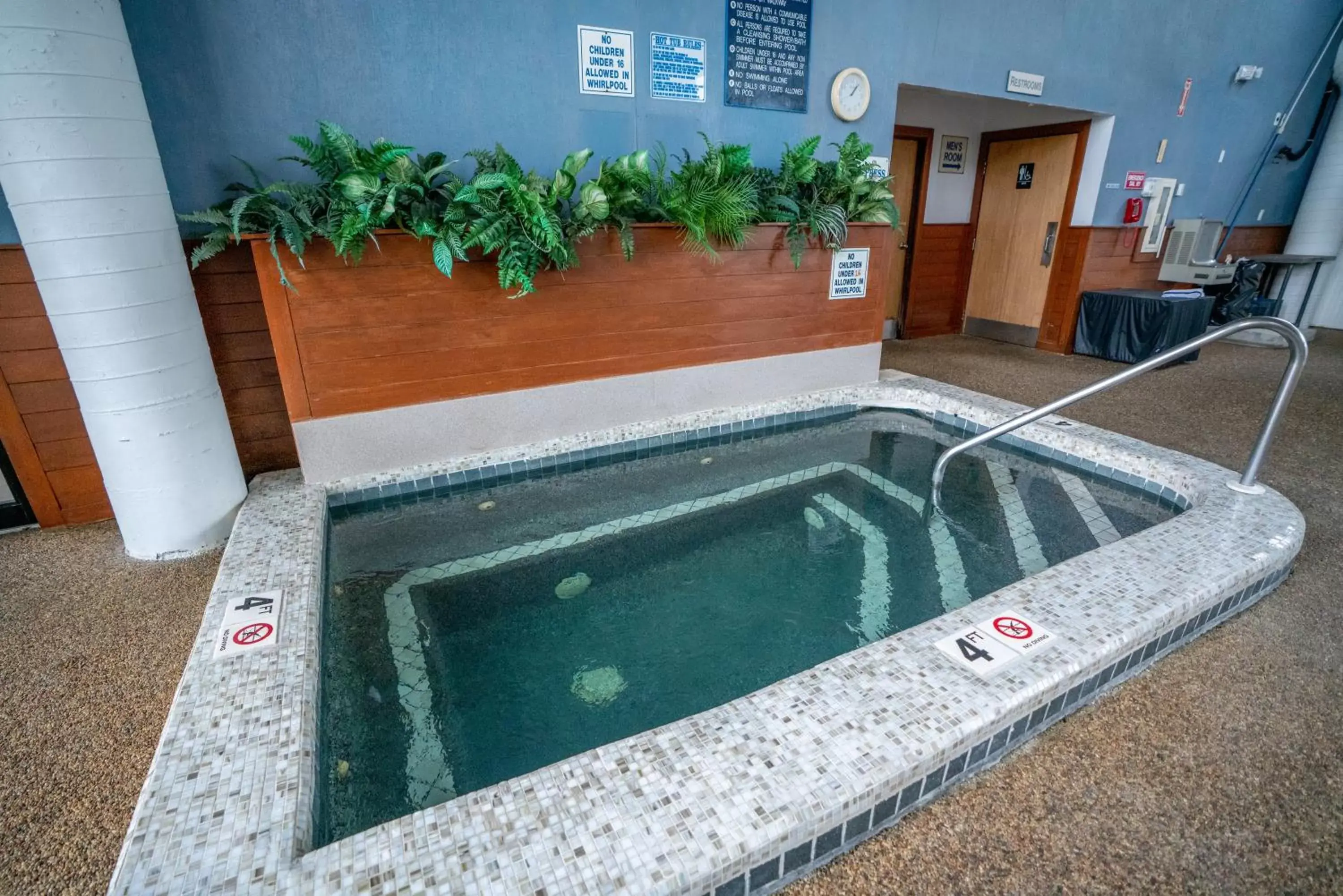 Hot Tub, Swimming Pool in All Seasons Resort