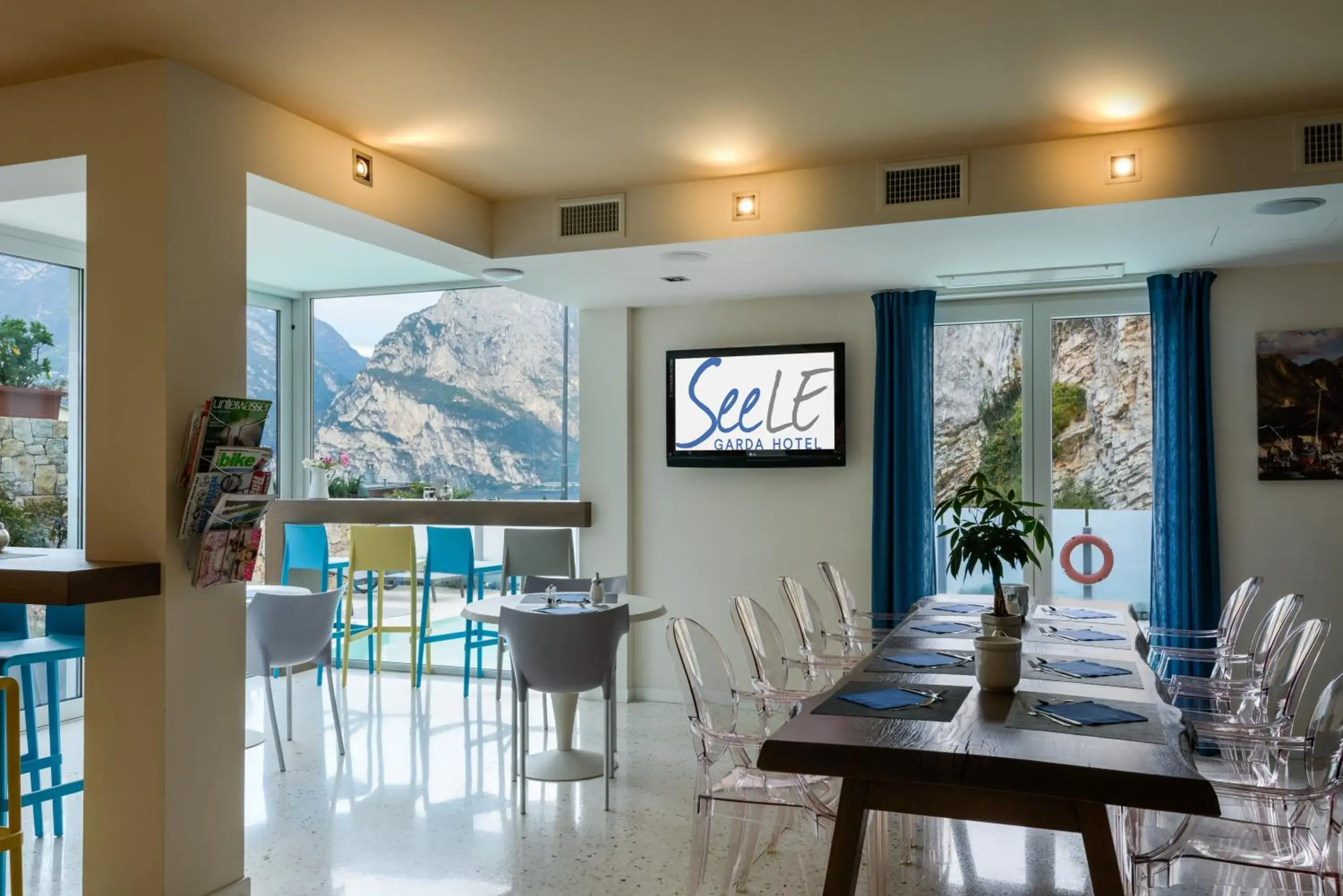 Communal lounge/ TV room, Dining Area in SeeLE Garda Hotel