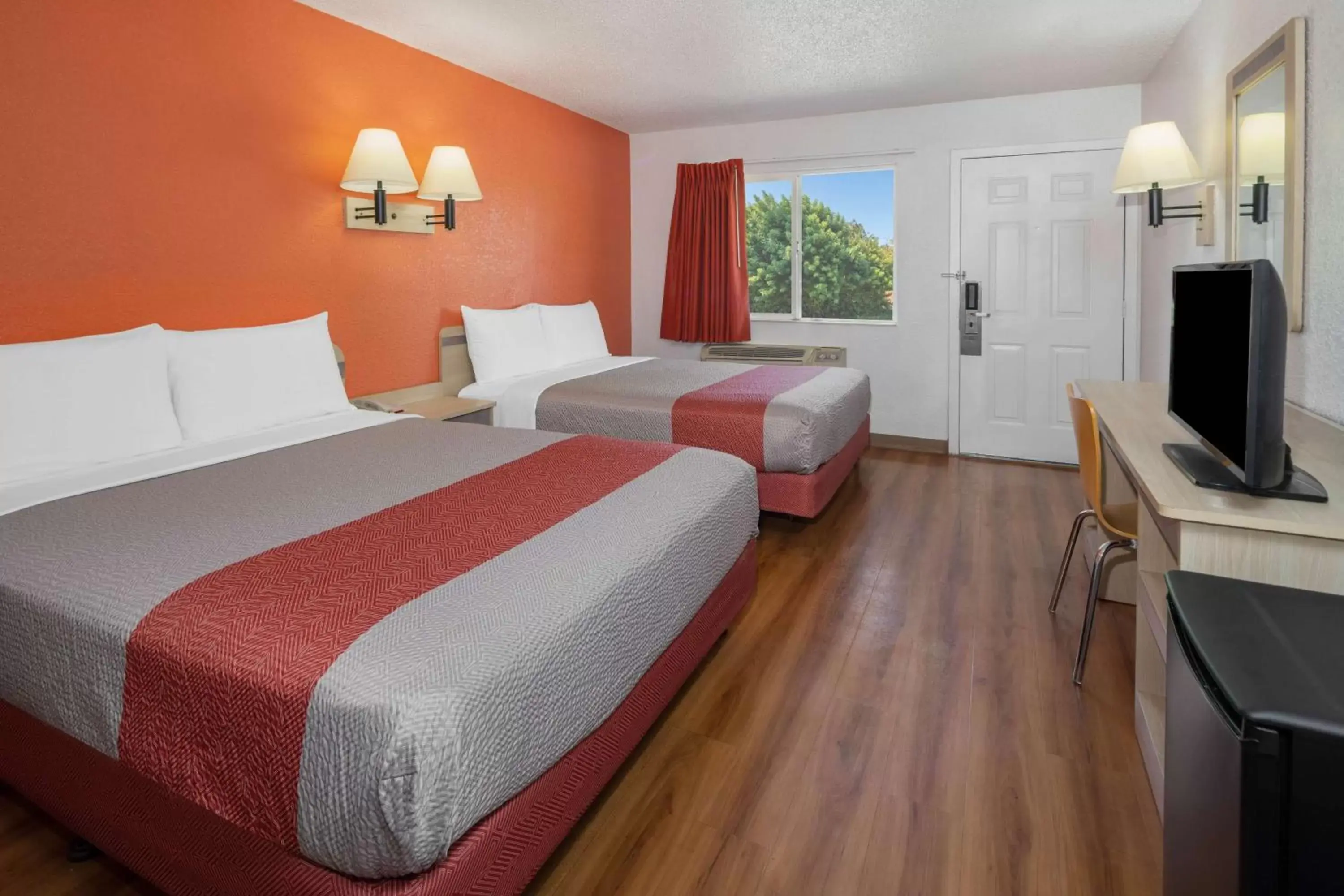 Photo of the whole room, Bed in Motel 6-Sepulveda, CA - Los Angeles - Van Nuys - North Hills