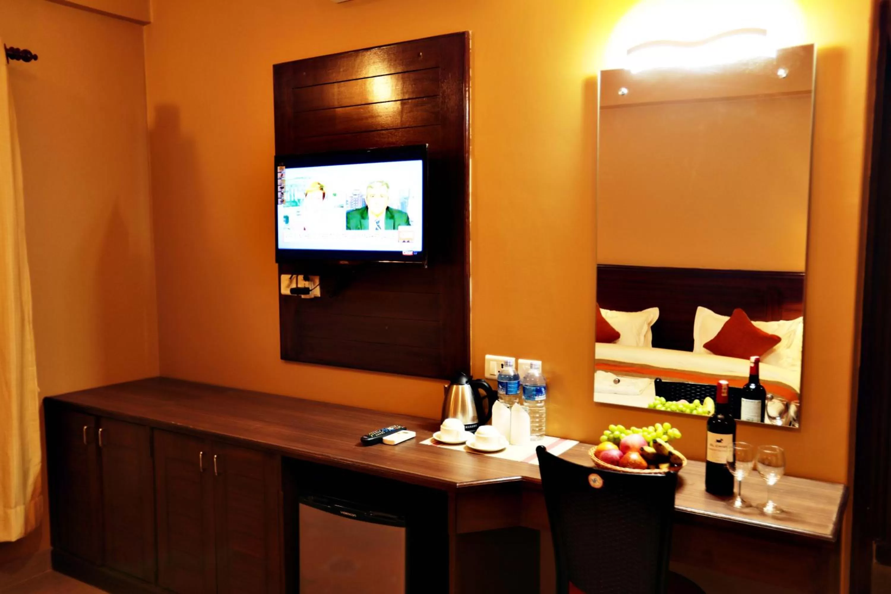 Food and drinks, TV/Entertainment Center in Hotel The Clock