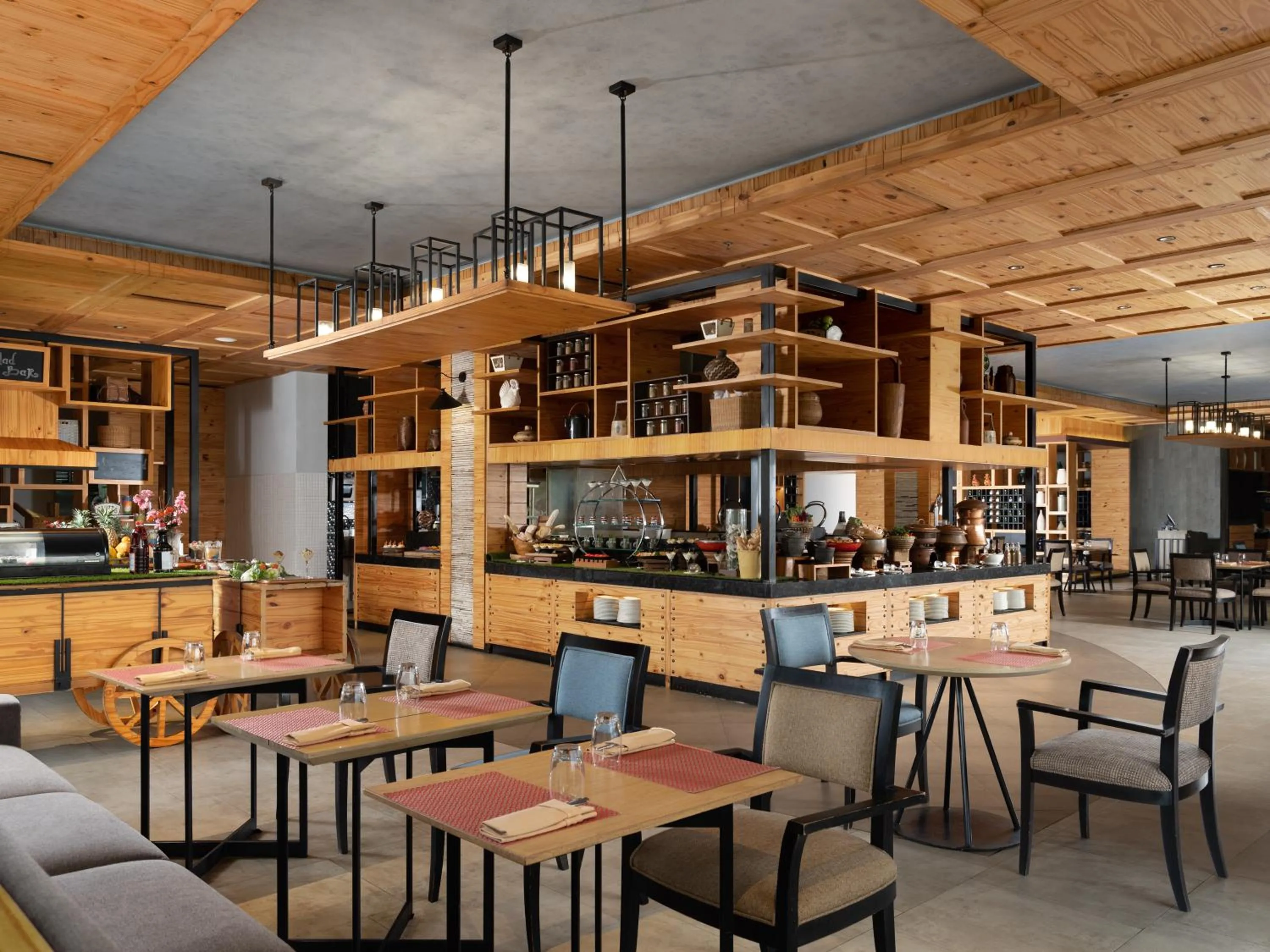 Restaurant/places to eat in Royal Tulip Gunung Geulis Resort and Golf