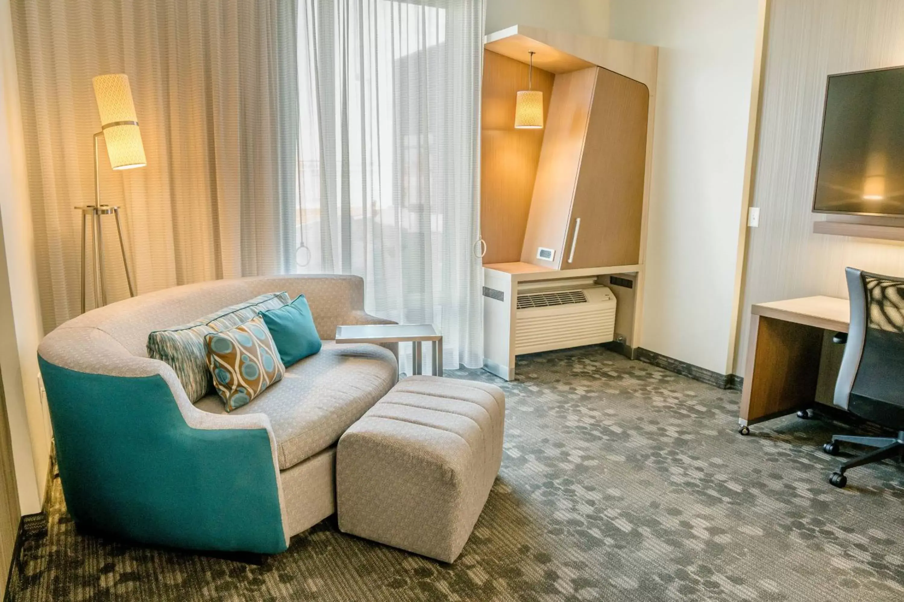 Photo of the whole room, Seating Area in Courtyard by Marriott Fargo