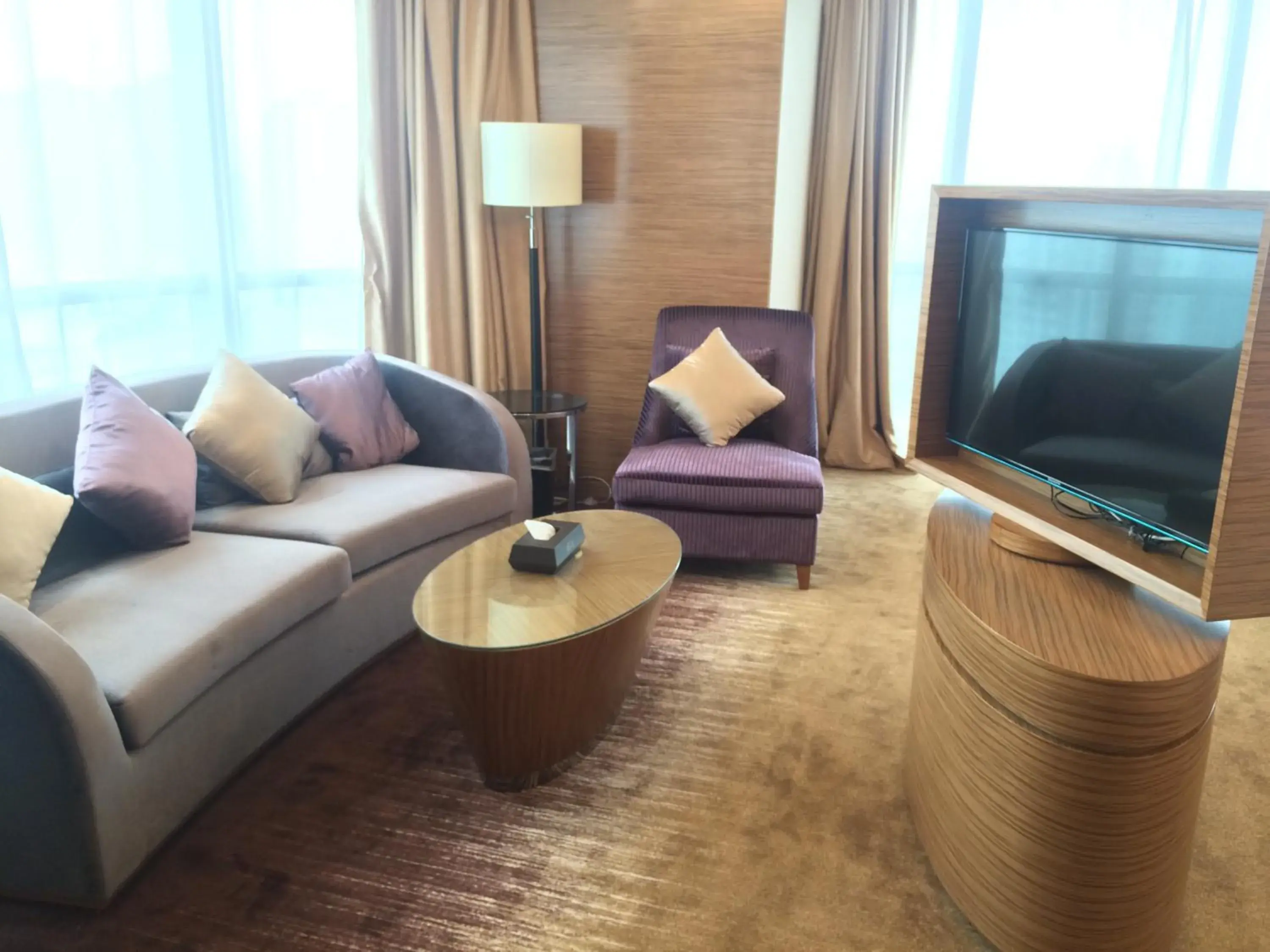 Bed, Seating Area in Shenzhen Baoan PLUS Gems Cube Hotel                                                             
