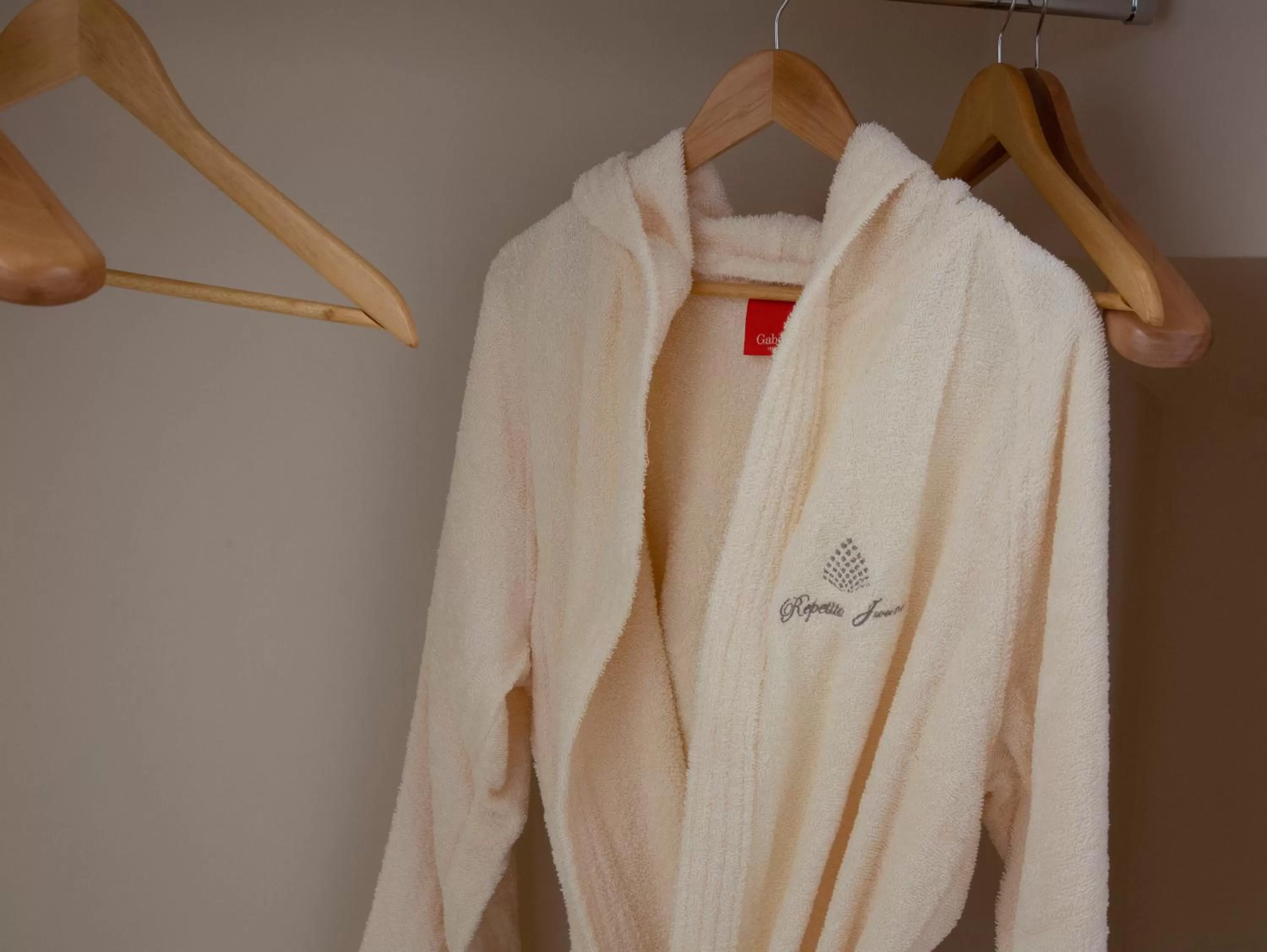 wardrobe in Repetita Juvant